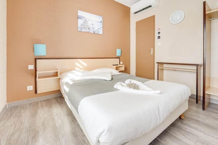 Double Room - Photo 11