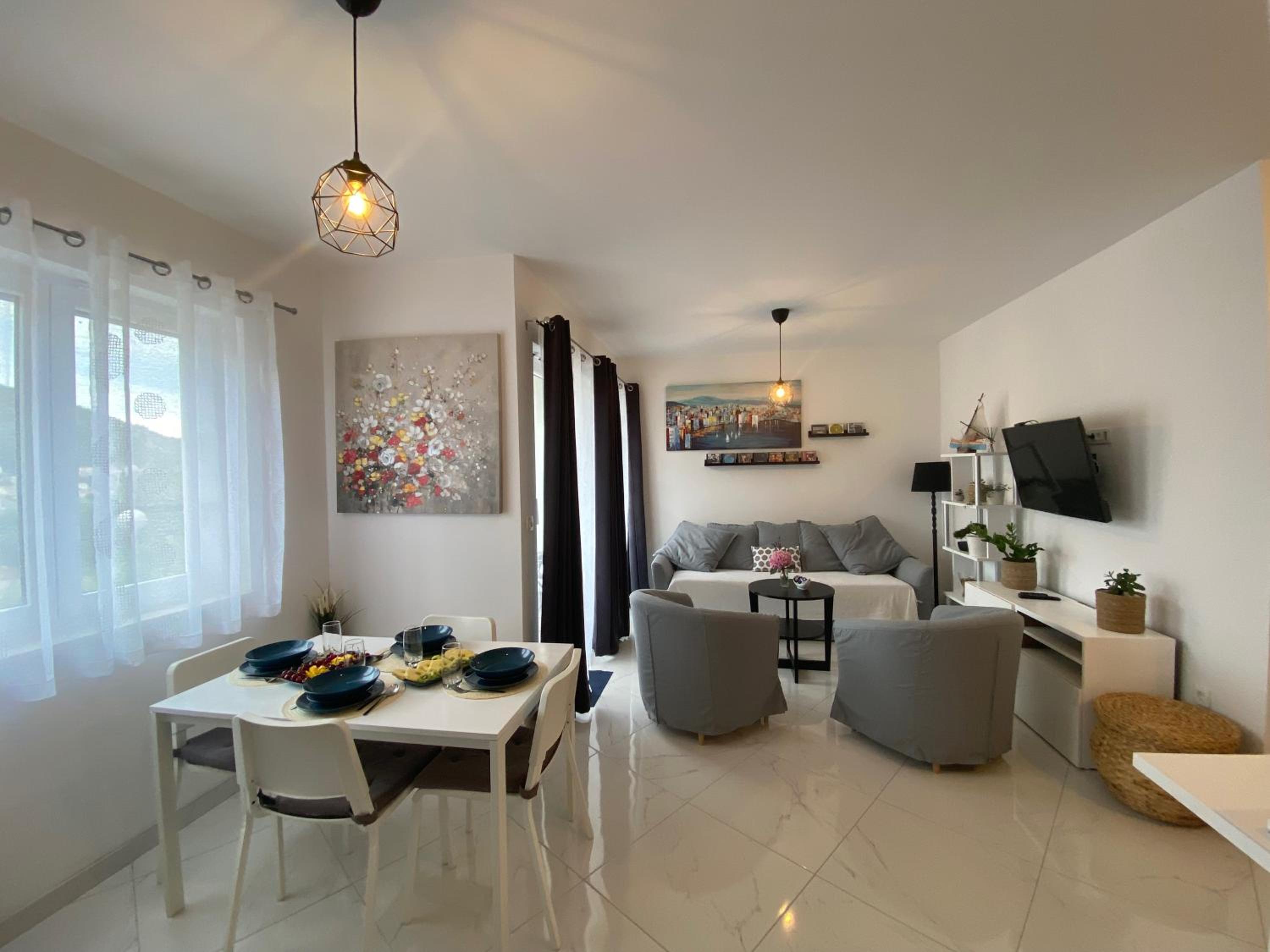 Apartment with Balcony - Photo 8