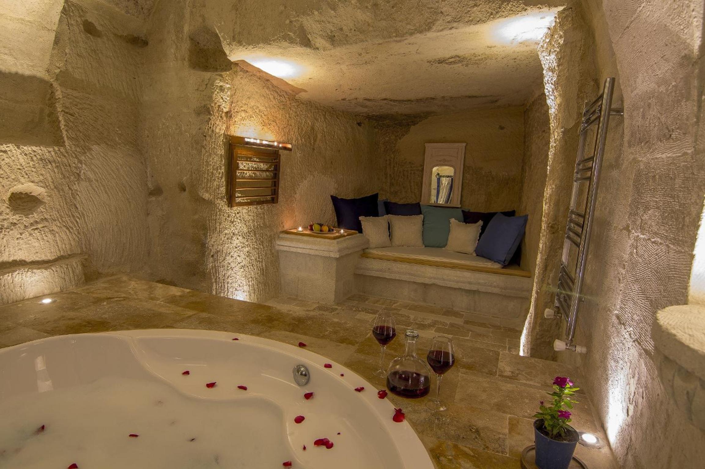 Honeymoon Cave Suite - Photo 6