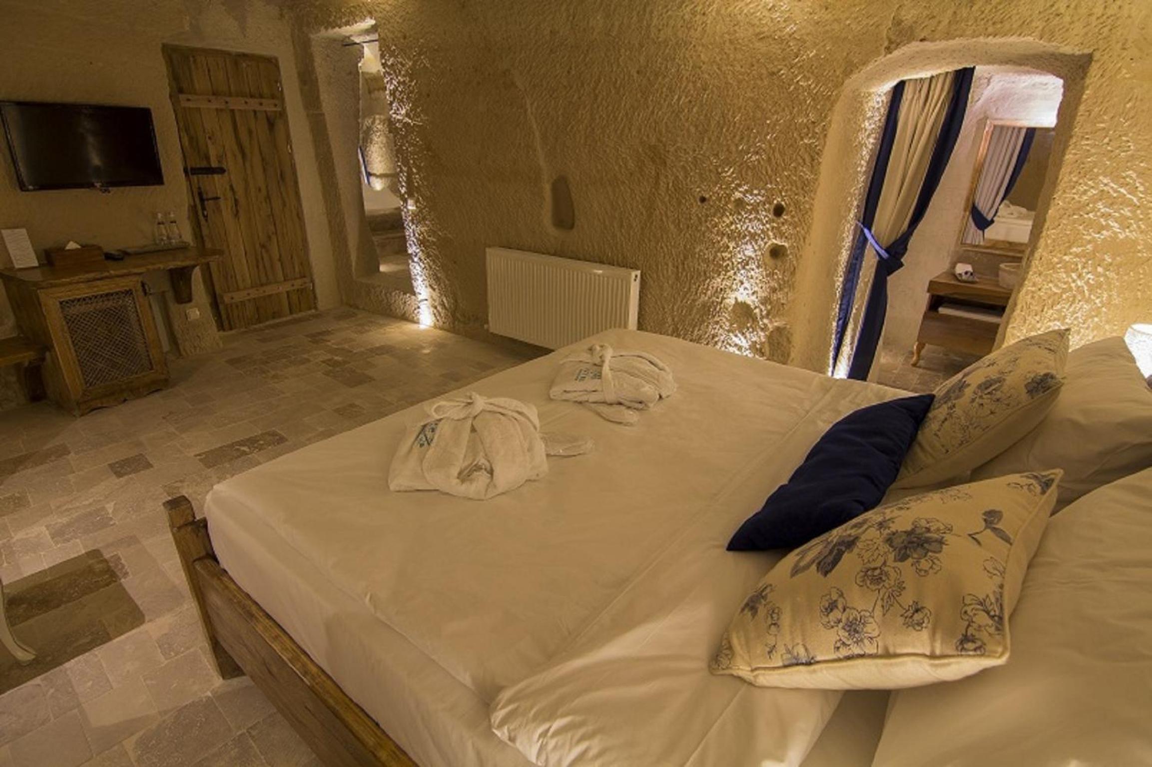 Honeymoon Cave Suite - Photo 1