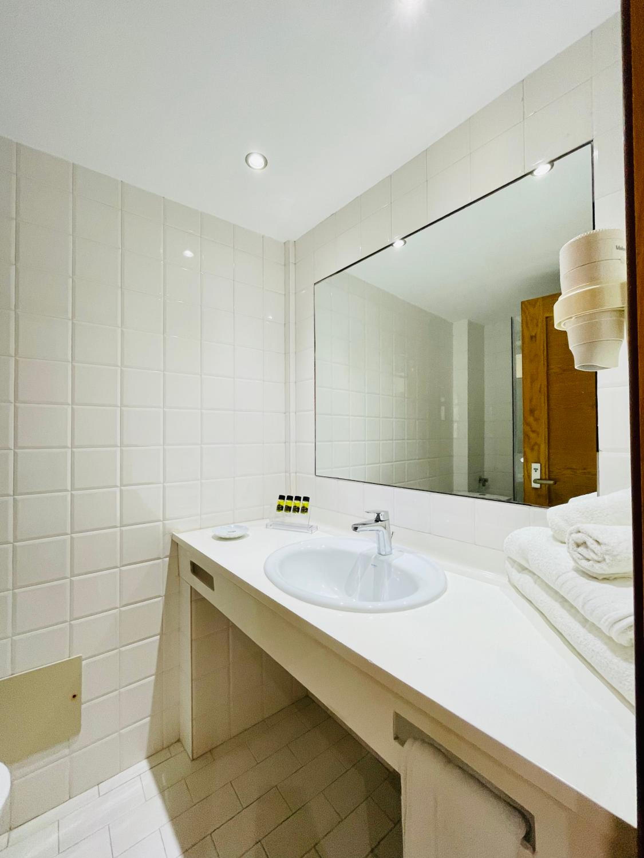 One-Bedroom Apartment with Balcony and Sea View photo 2