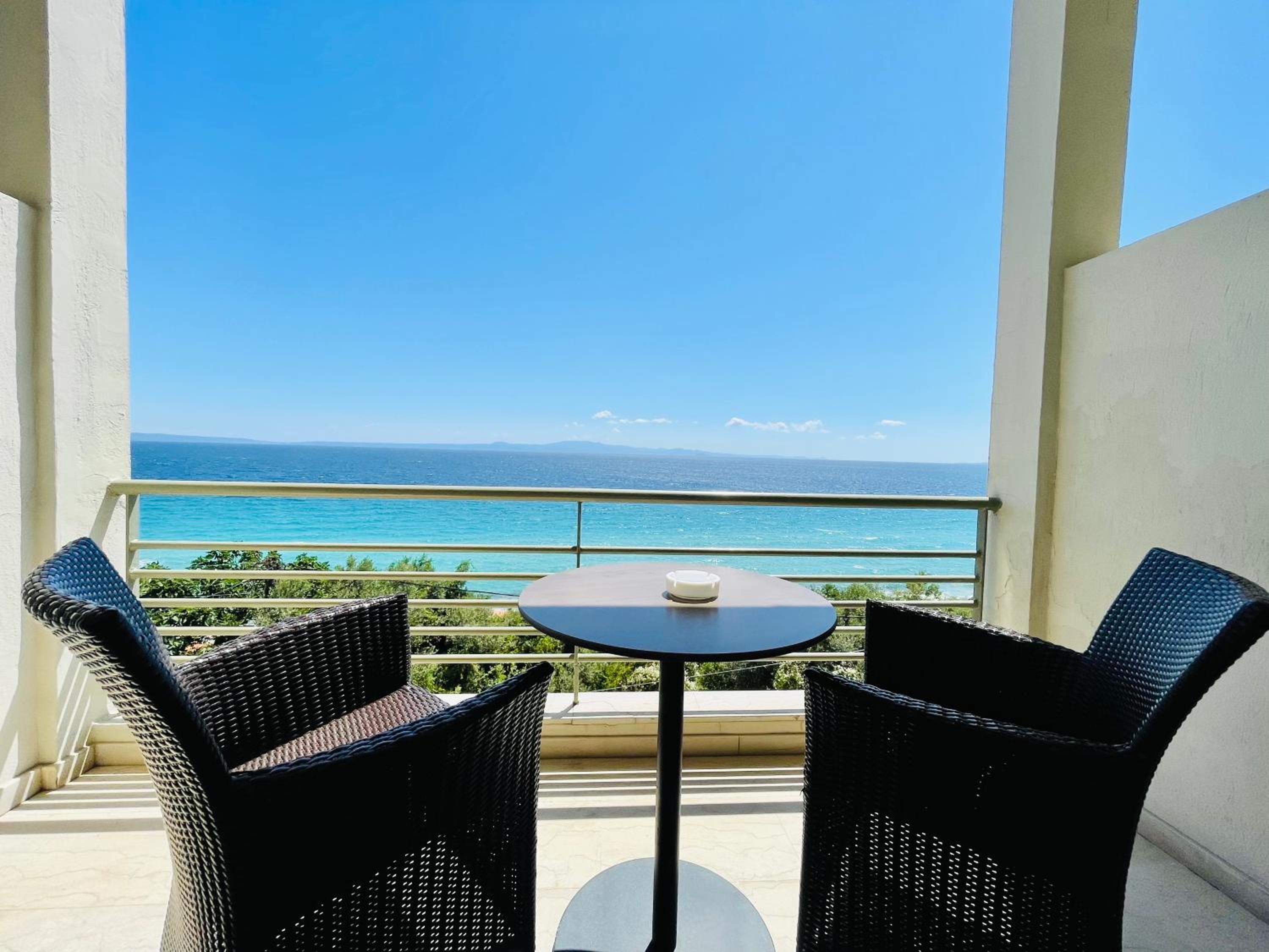 One-Bedroom Apartment with Balcony and Sea View photo 3