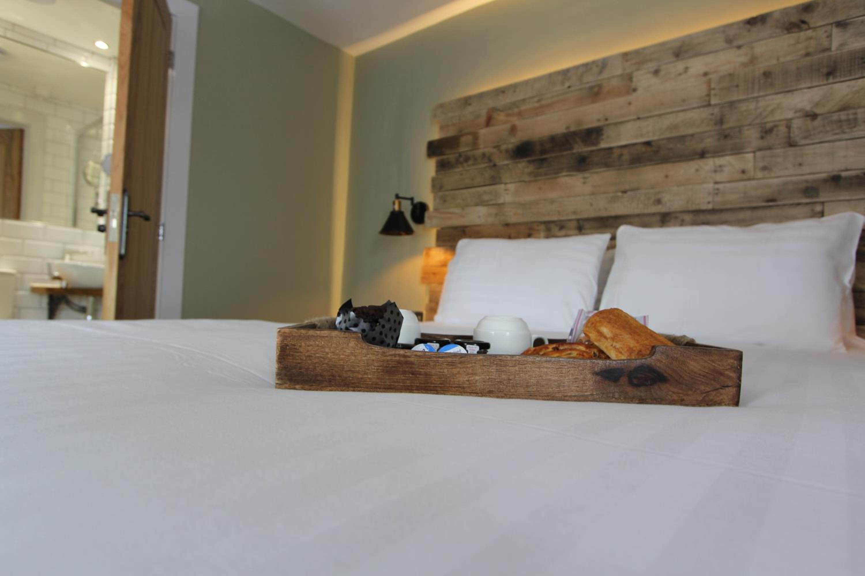 Standard King Room - Photo 5