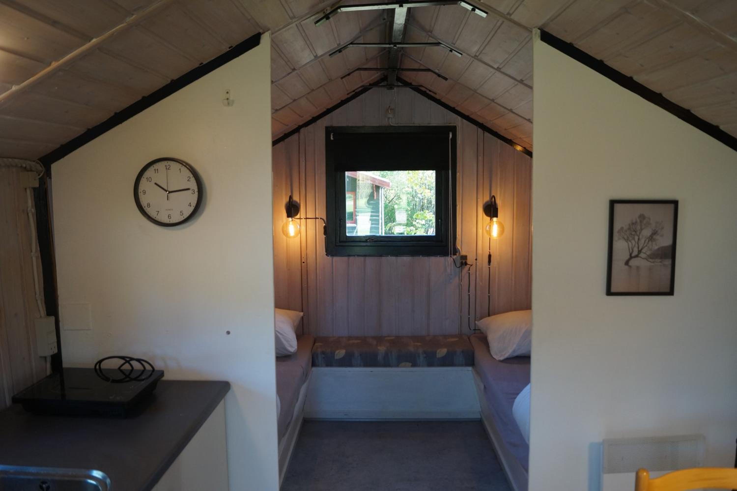 Economy Cottage with Shared Bathroom photo 2