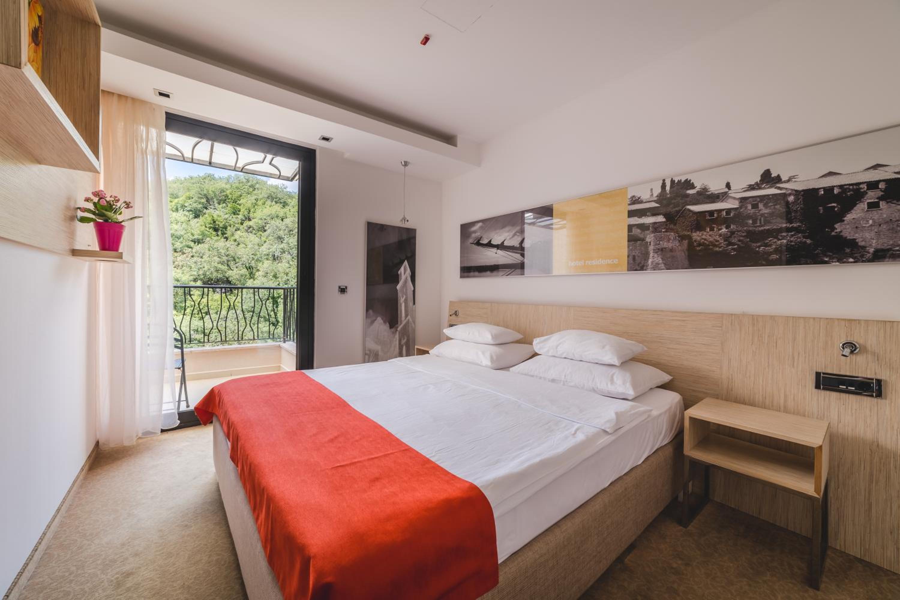 Apartment with Mountain View - Photo 3