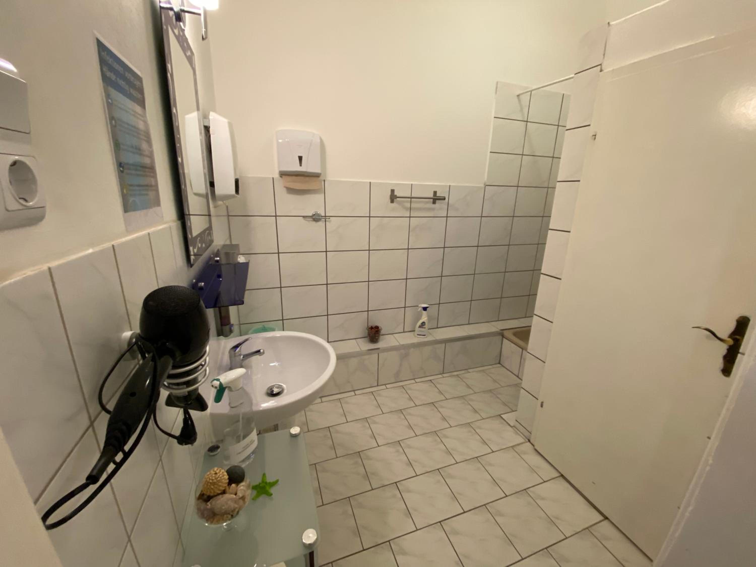Double Room with Shared Bathroom photo 2
