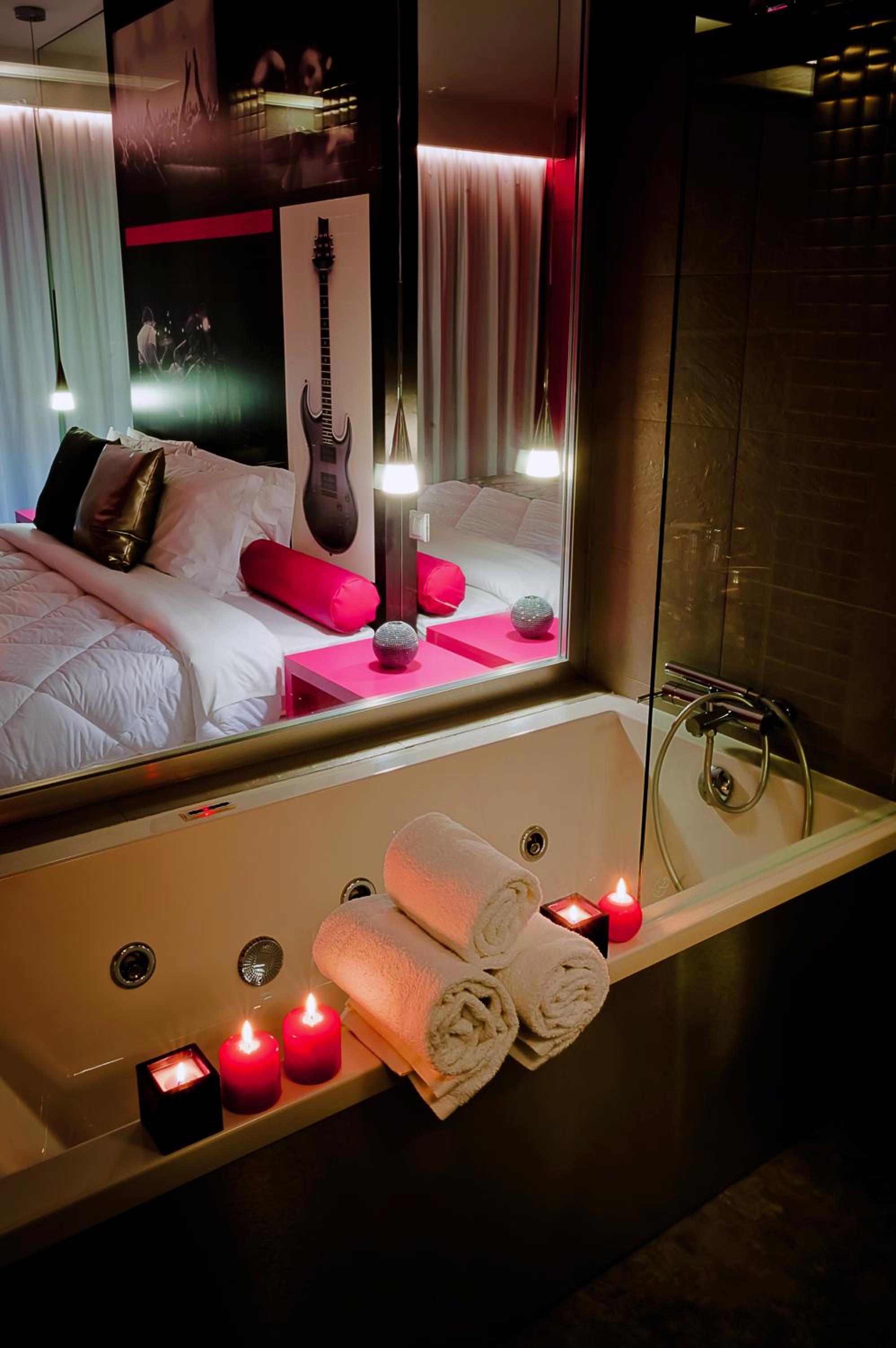 Double Room with Spa Bath - Photo 2