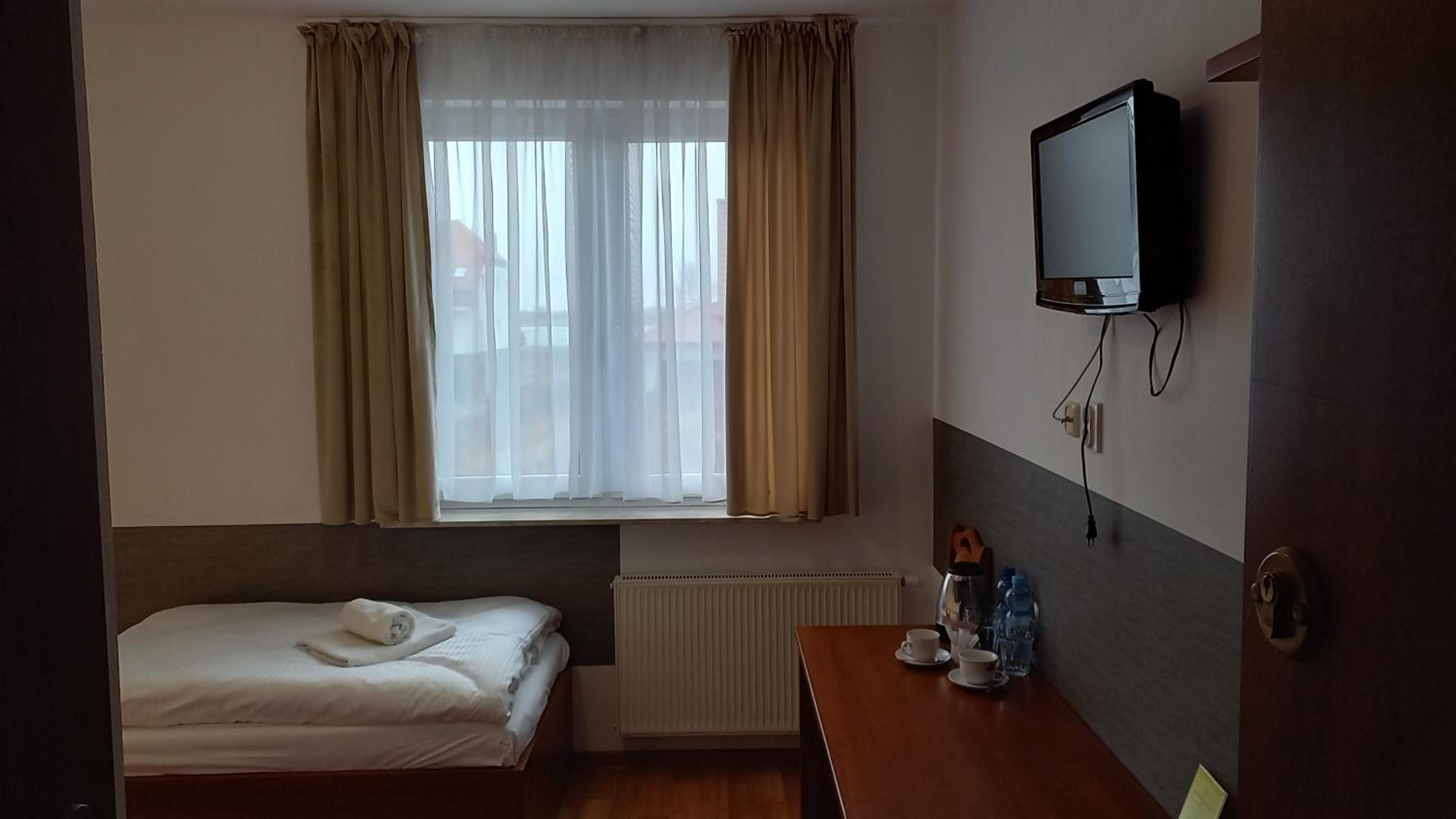 Standard Twin Room - Photo 4