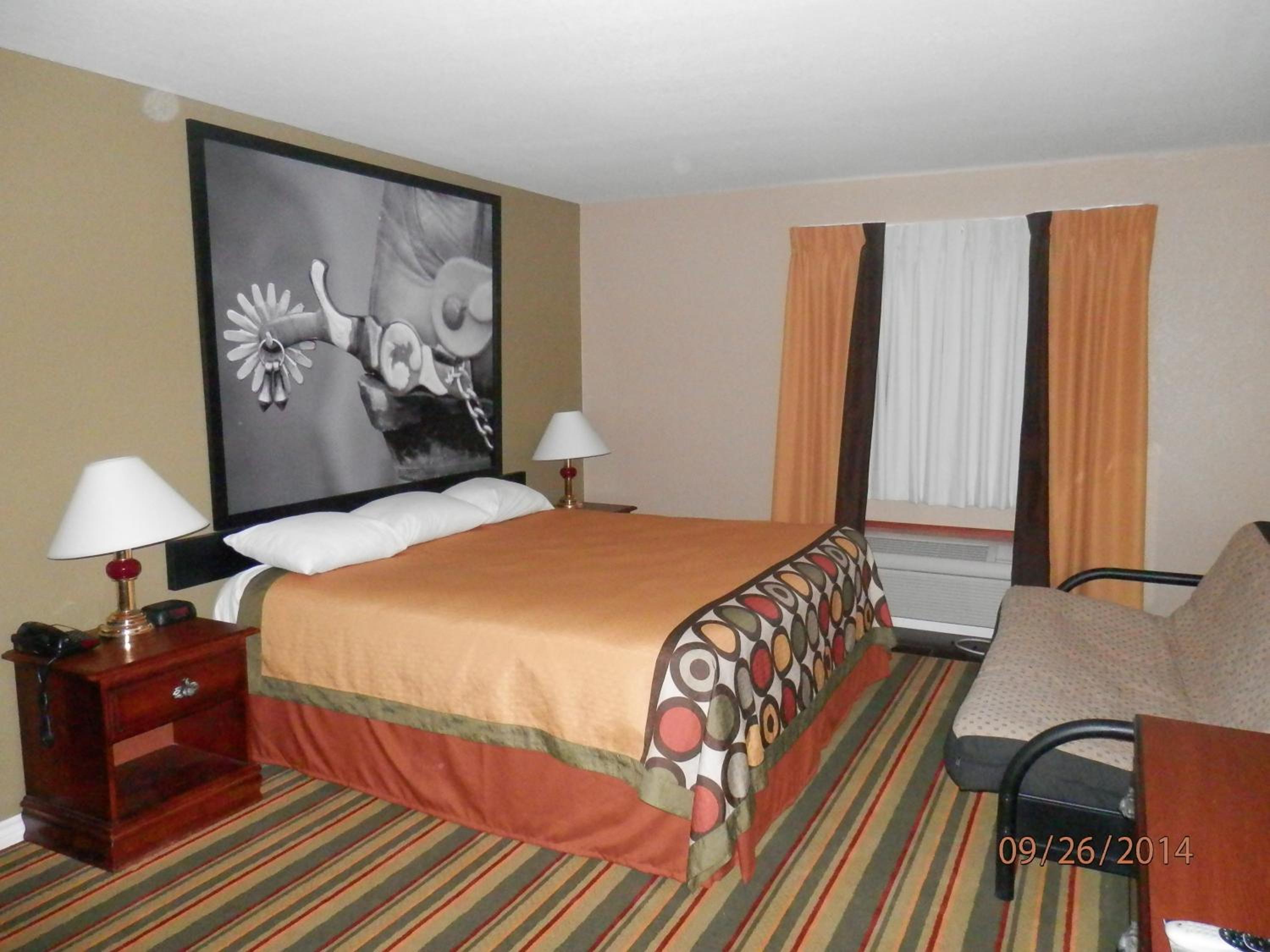Queen Room with Three Queen Beds - Non-Smoking photo 3