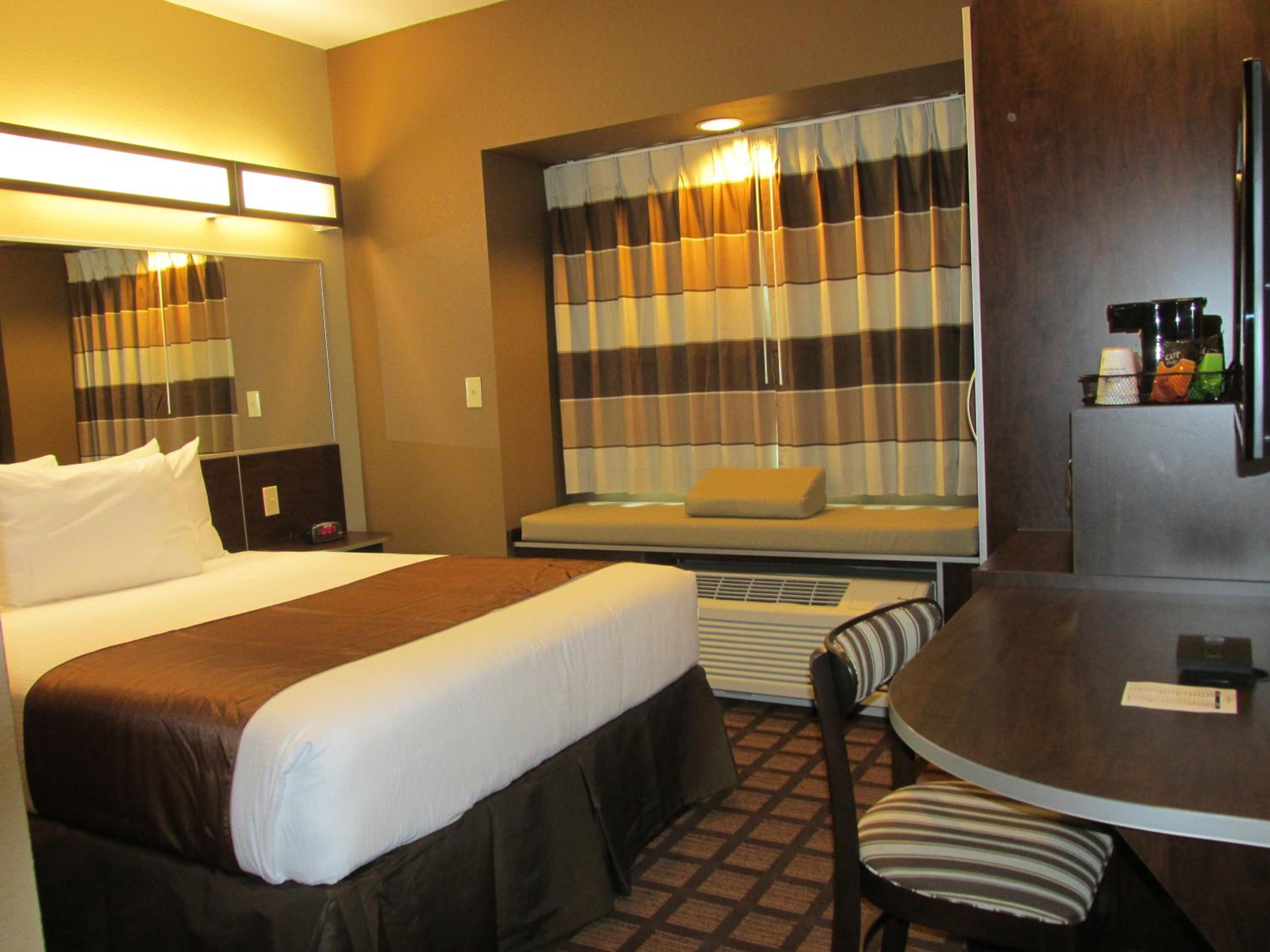2 Queen Beds, Mobility/Accessible Room, Bathtub w/ Grab Bars, Non-Smoking photo 2