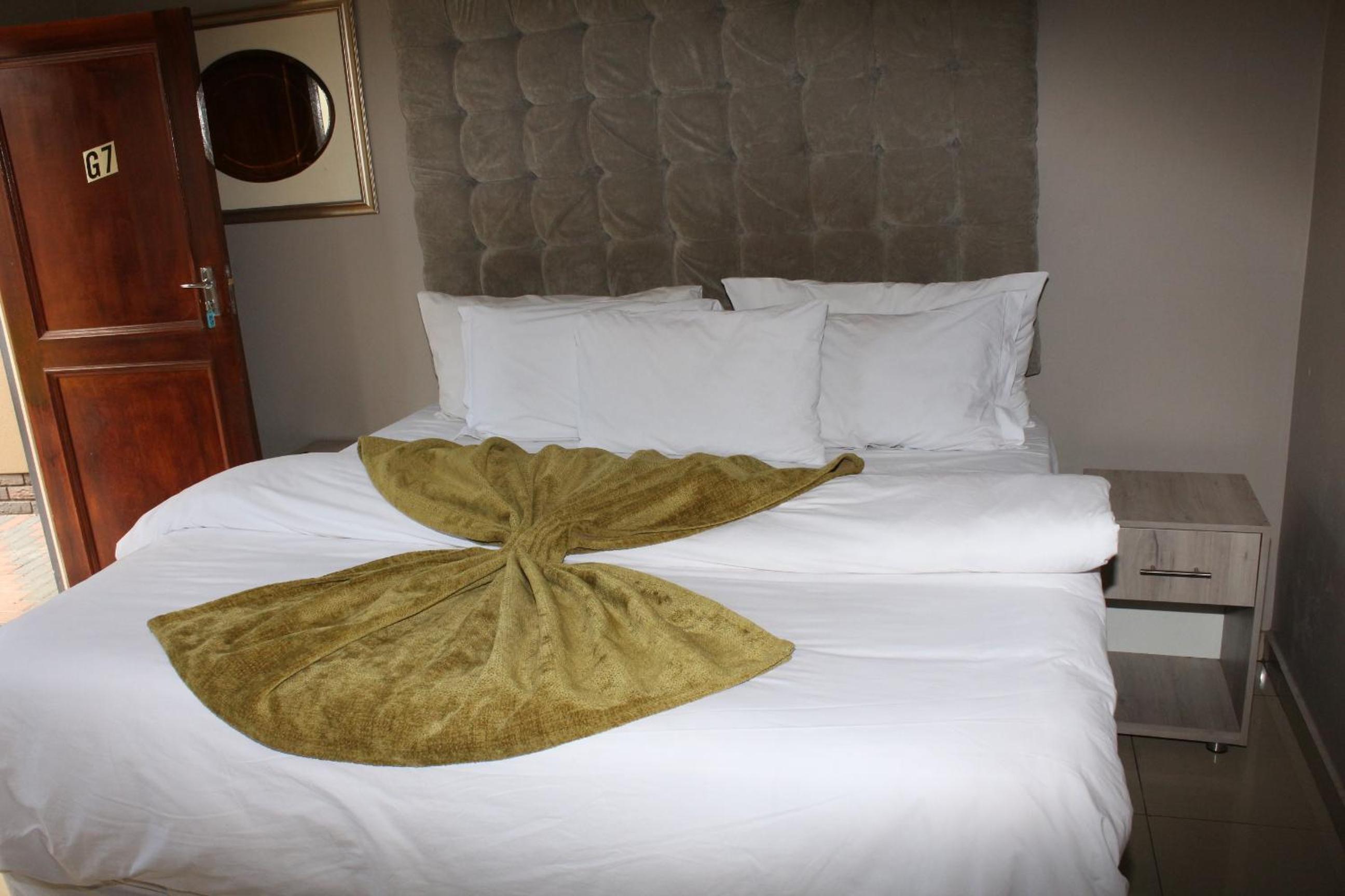 Deluxe Double Room (2 Adults + 1 Child) - Photo 3