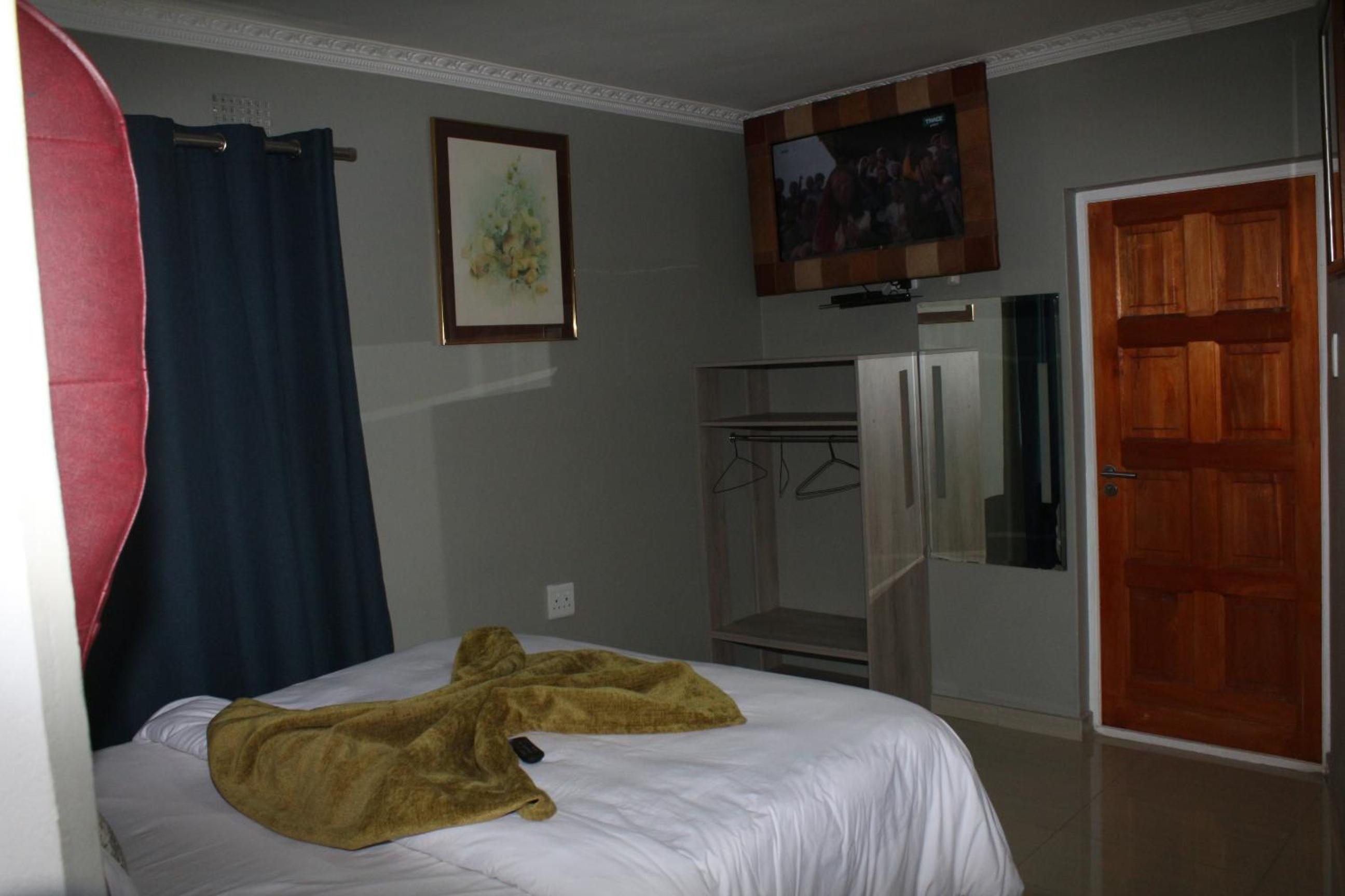 Deluxe Double Room (2 Adults + 1 Child) - Photo 17