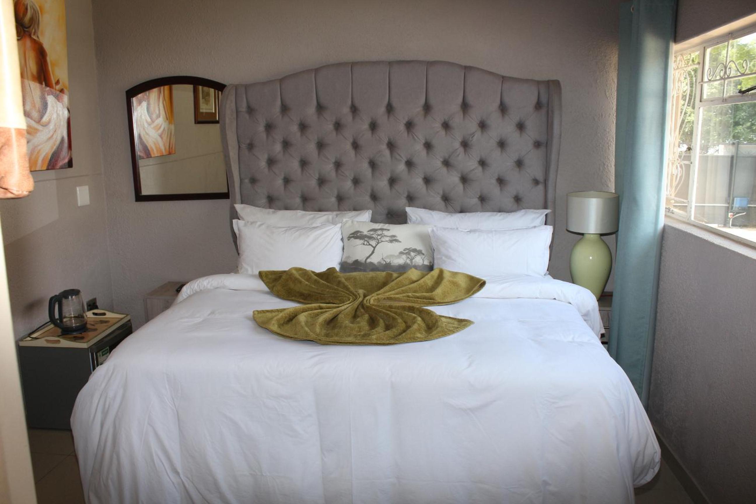 Deluxe Double Room (2 Adults + 1 Child) - Photo 4