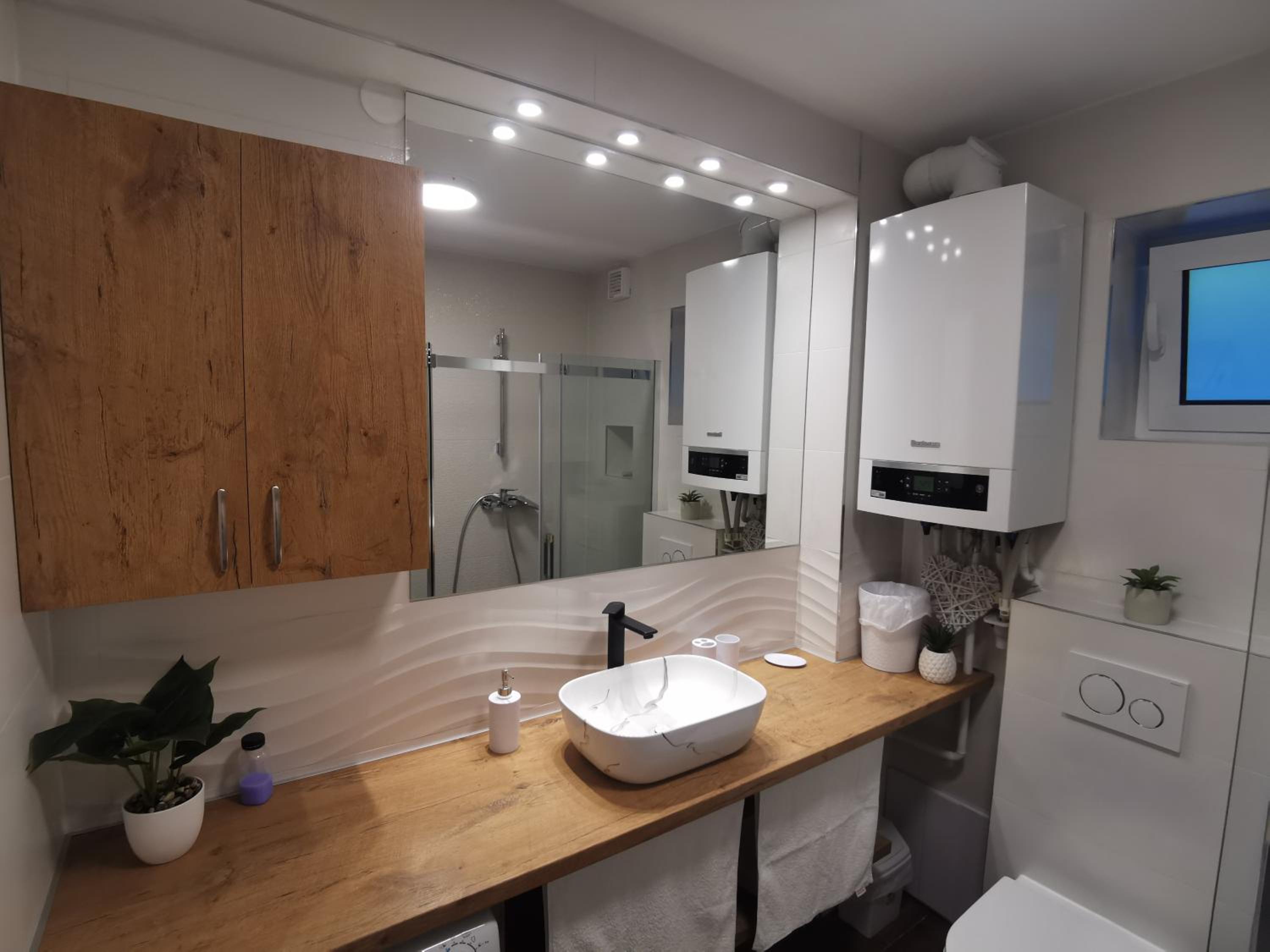 One-Bedroom Apartment - Photo 2