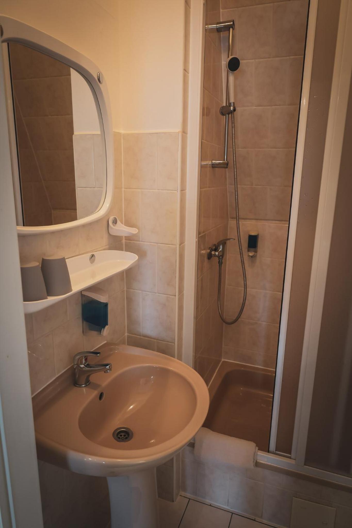 Standard Double Room - Photo 2