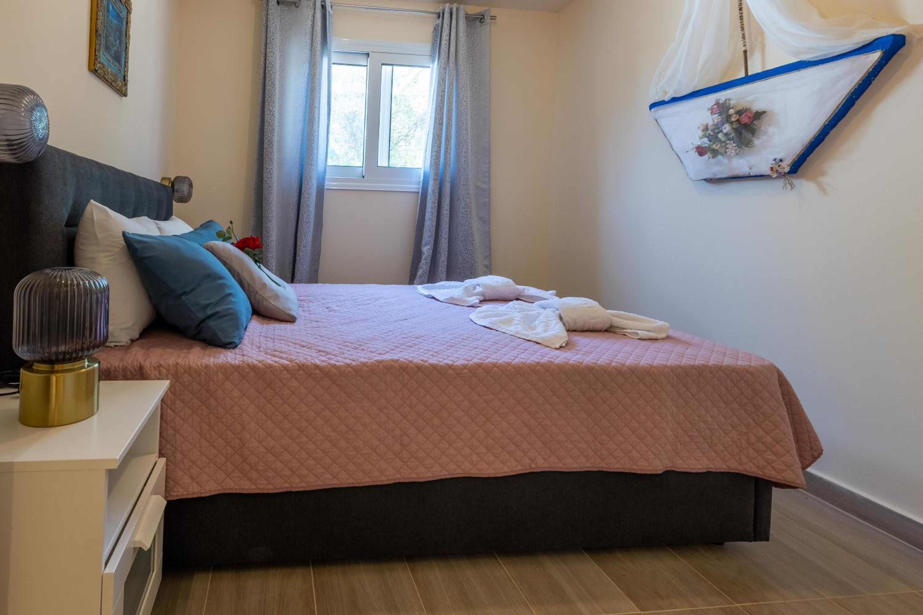 One-Bedroom Apartment photo 1