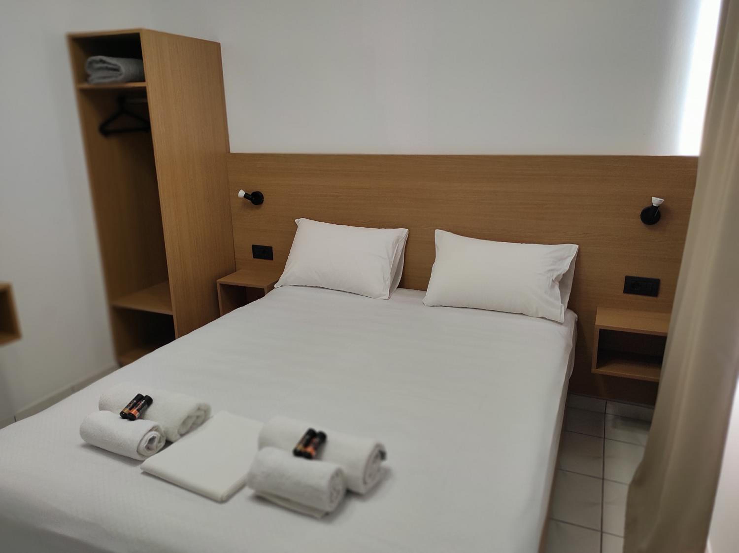 Deluxe Double Room - Photo 13