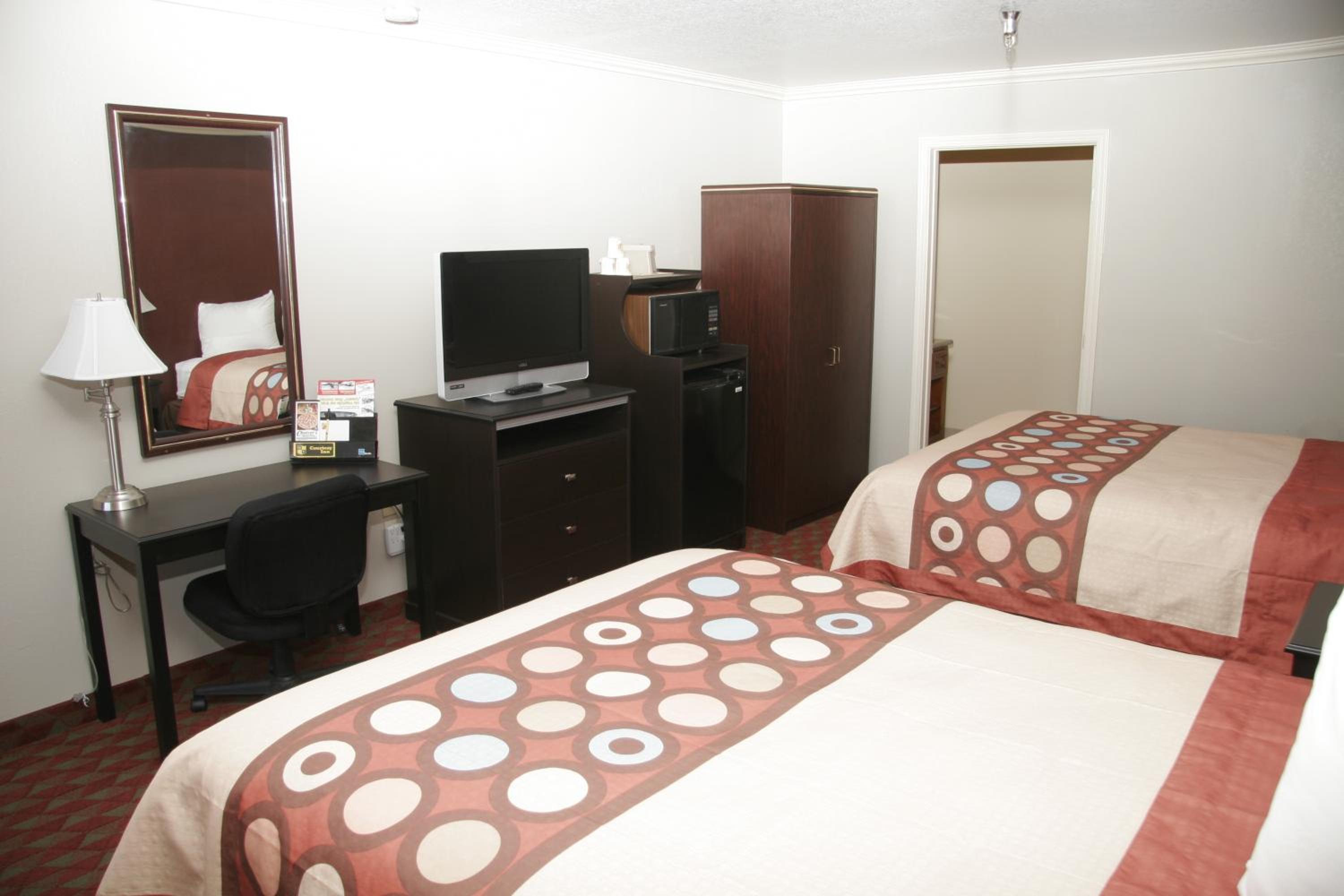 Queen Room with Two Queen Beds photo 2