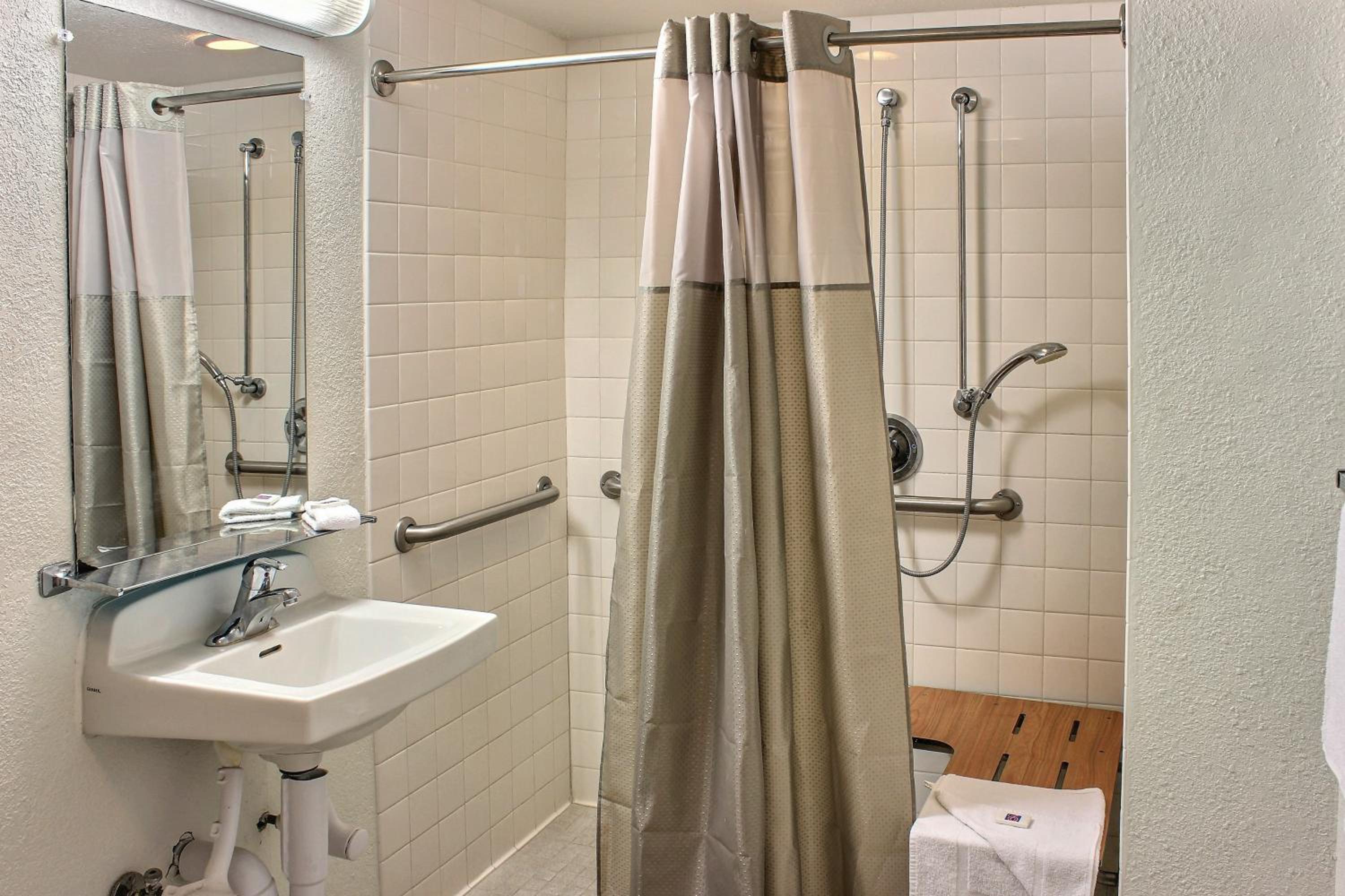 Queen Room With Two Queen Beds - Disability Access - Roll In Shower photo 3