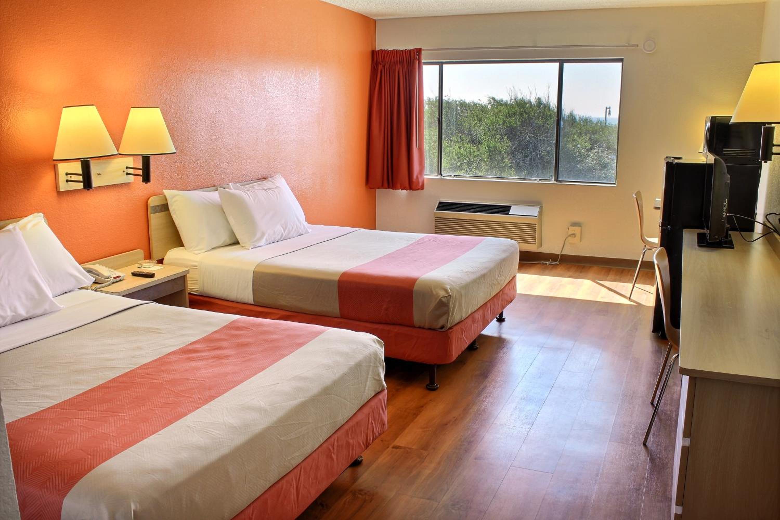 Queen Room With Two Queen Beds photo 3