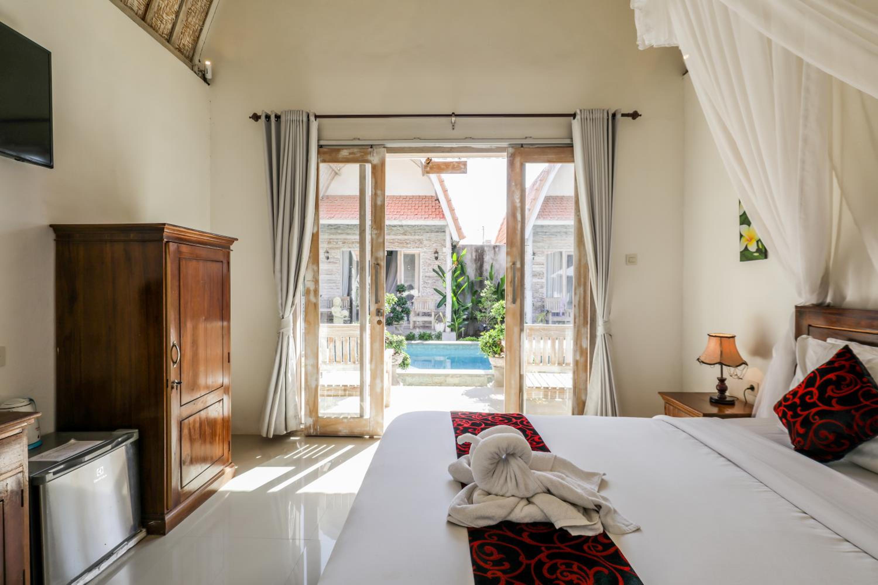 Double Room with Pool View - Photo 10