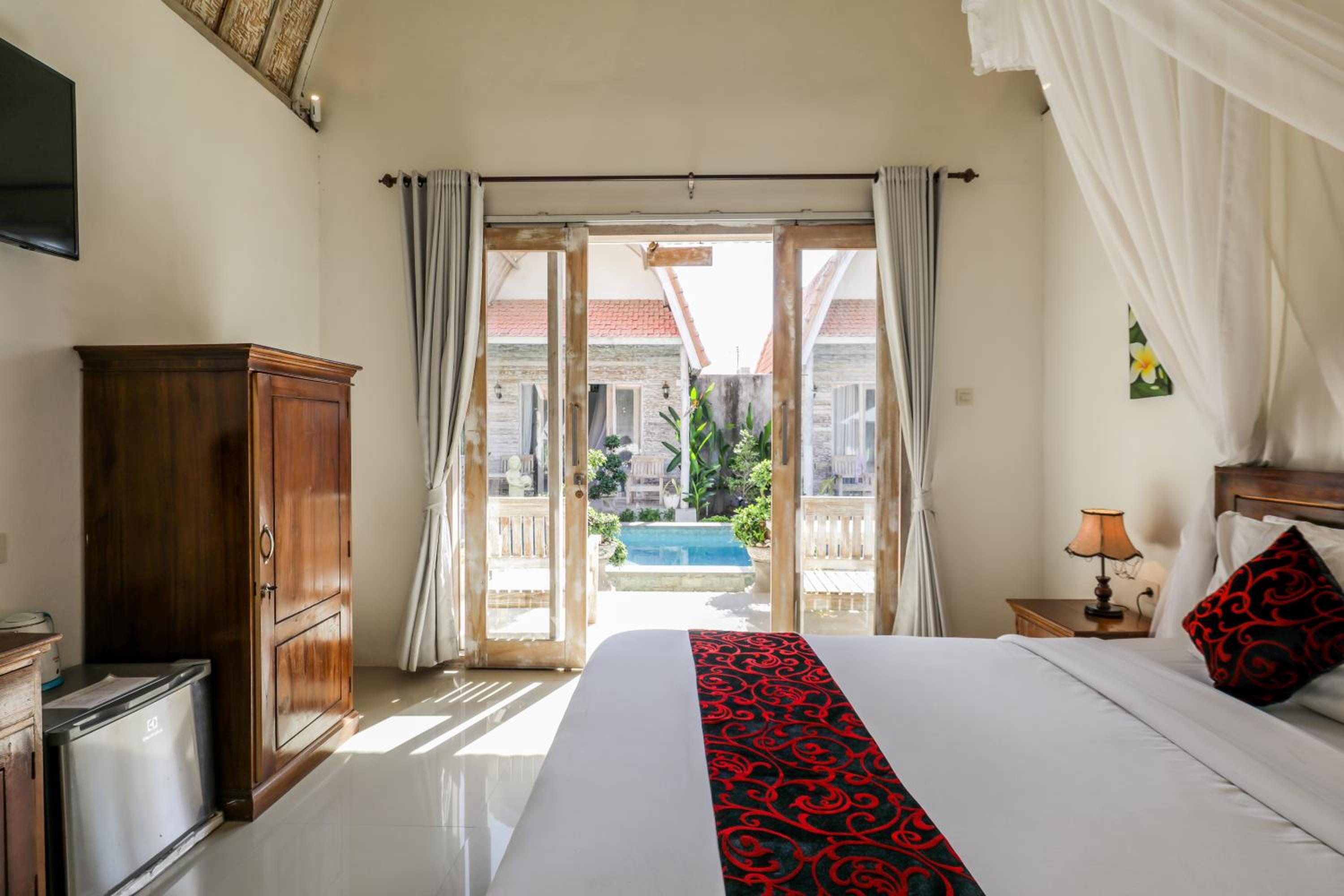 Double Room with Pool View - Photo 12