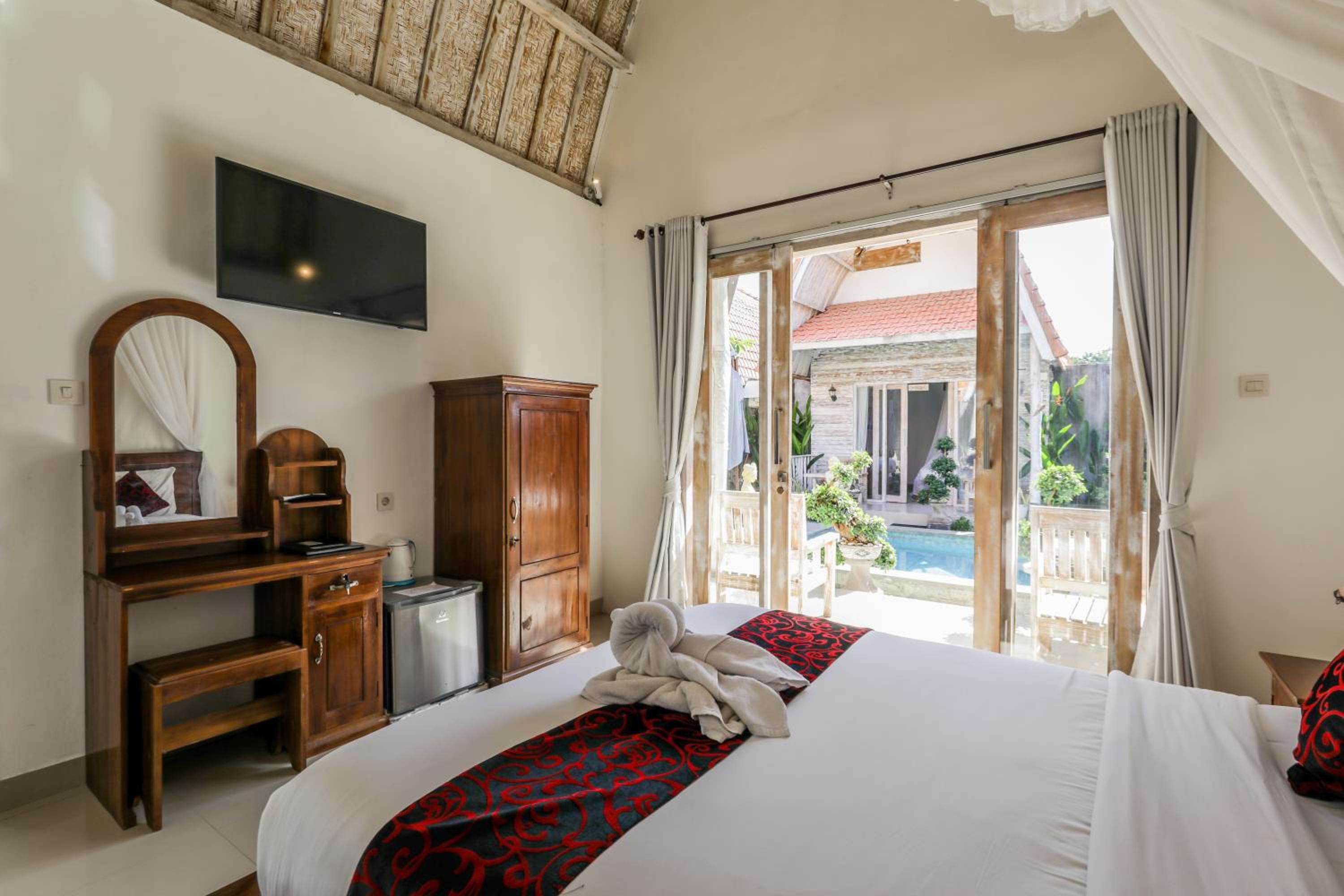 Double Room with Pool View - Photo 9