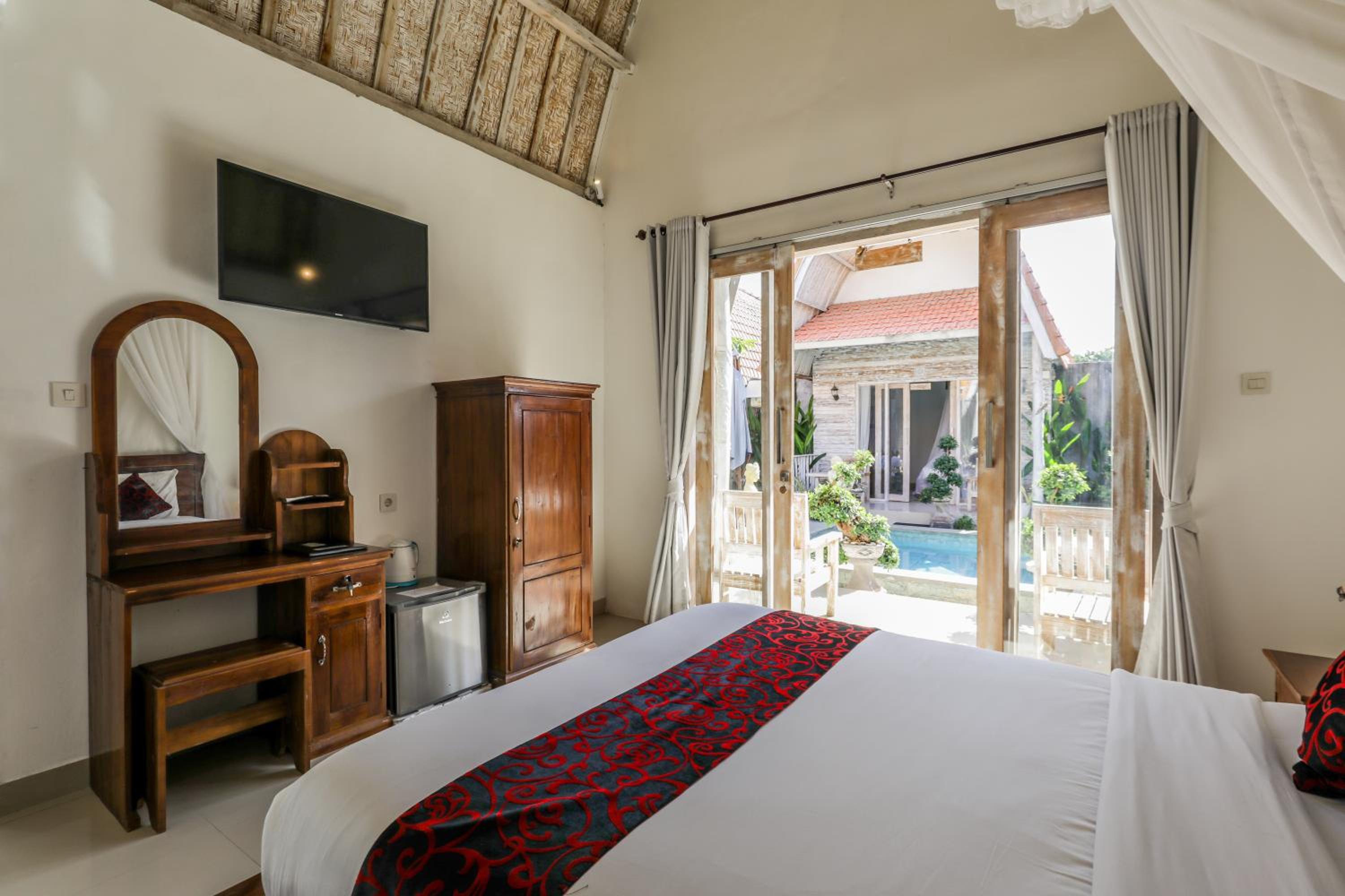 Double Room with Pool View - Photo 8