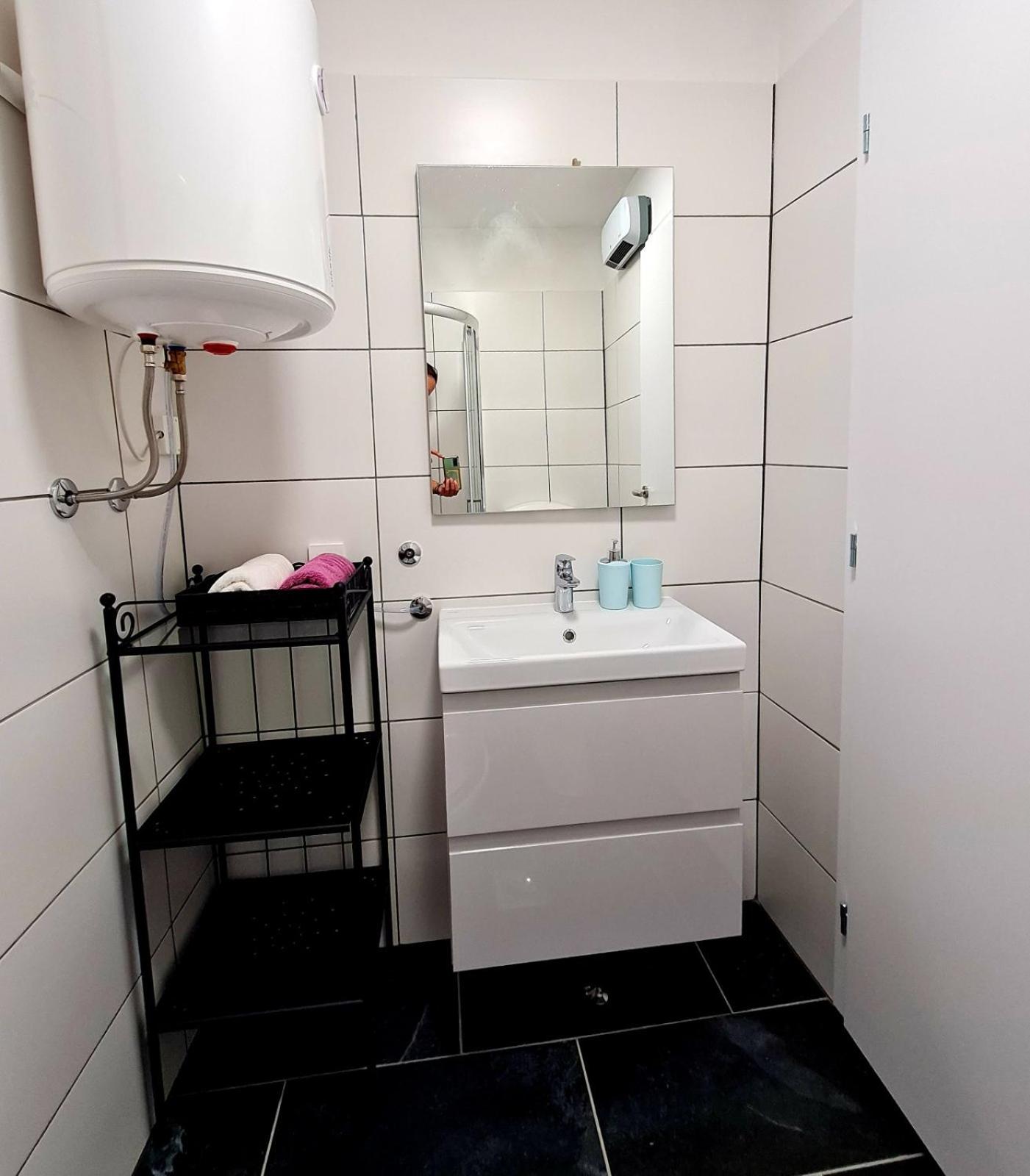 Studio Apartment - Photo 18