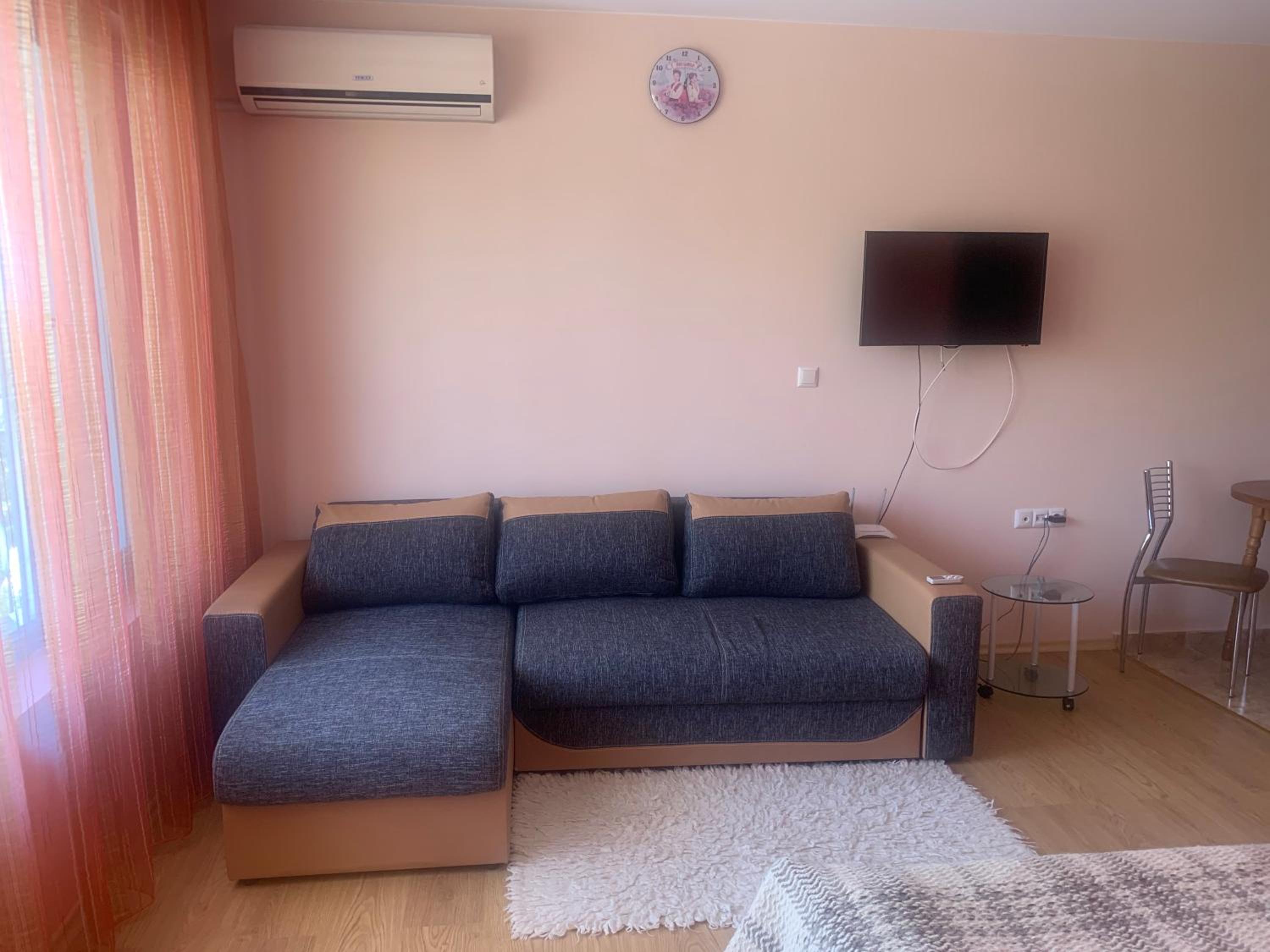 One-Bedroom Apartment photo 1