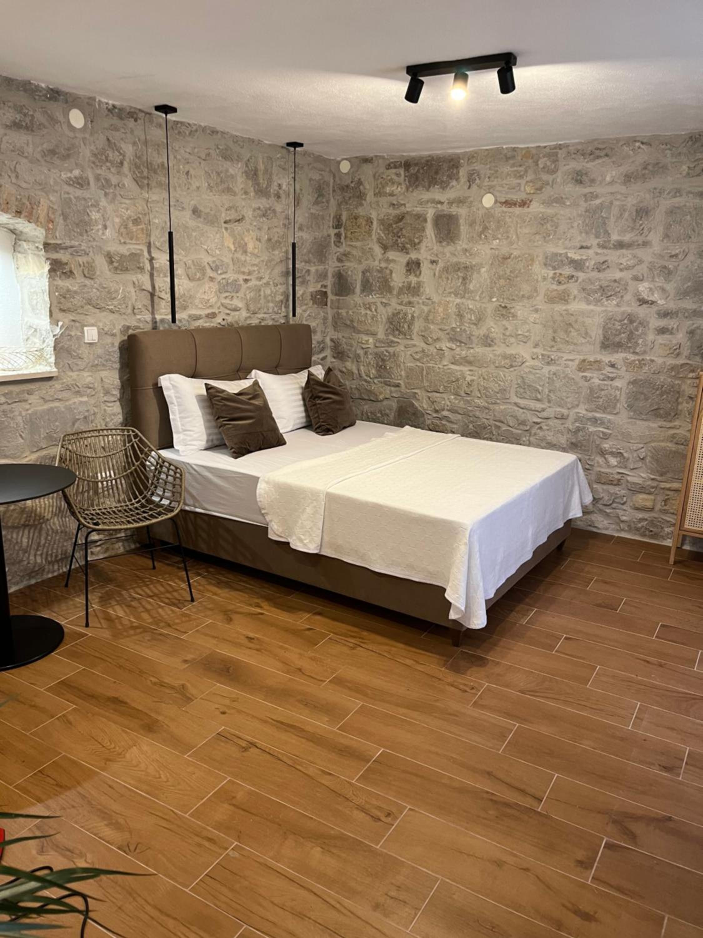 Studio Apartment - Photo 24