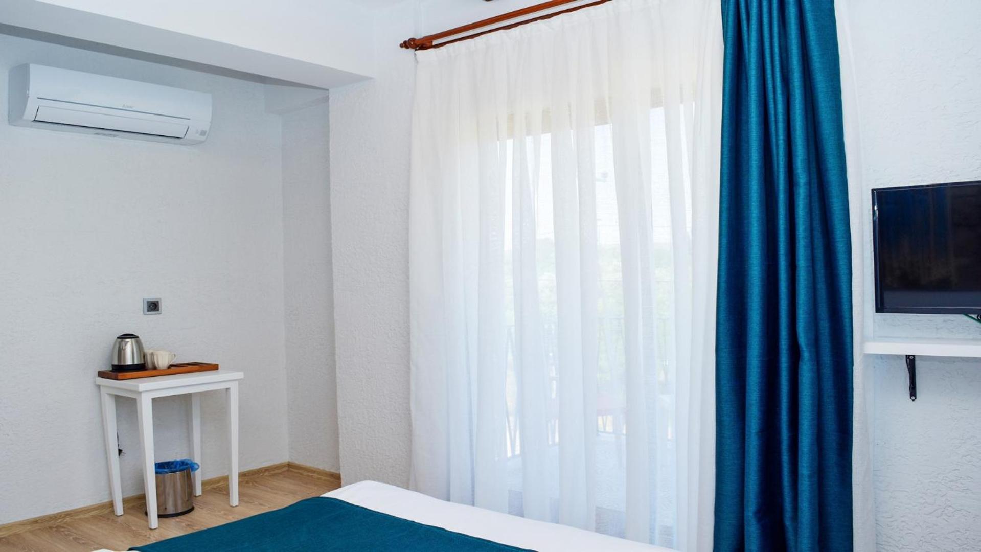 Deluxe Double Room with Balcony - Photo 11