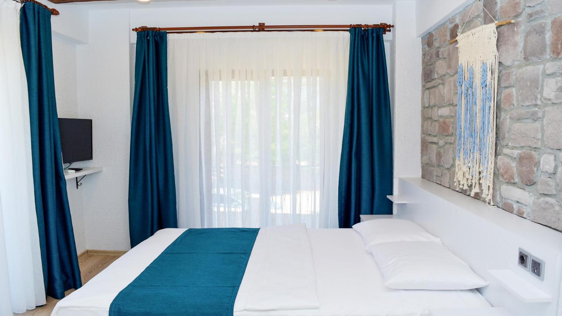 Deluxe Double Room with Balcony - Photo 1