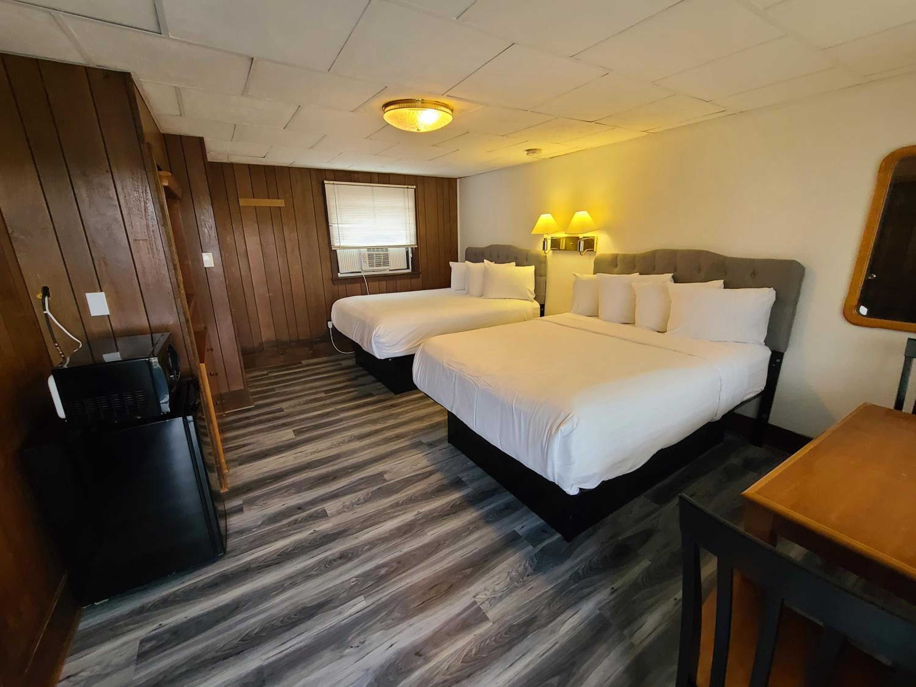 Standard Queen Room with Two Queen Beds - Photo 11