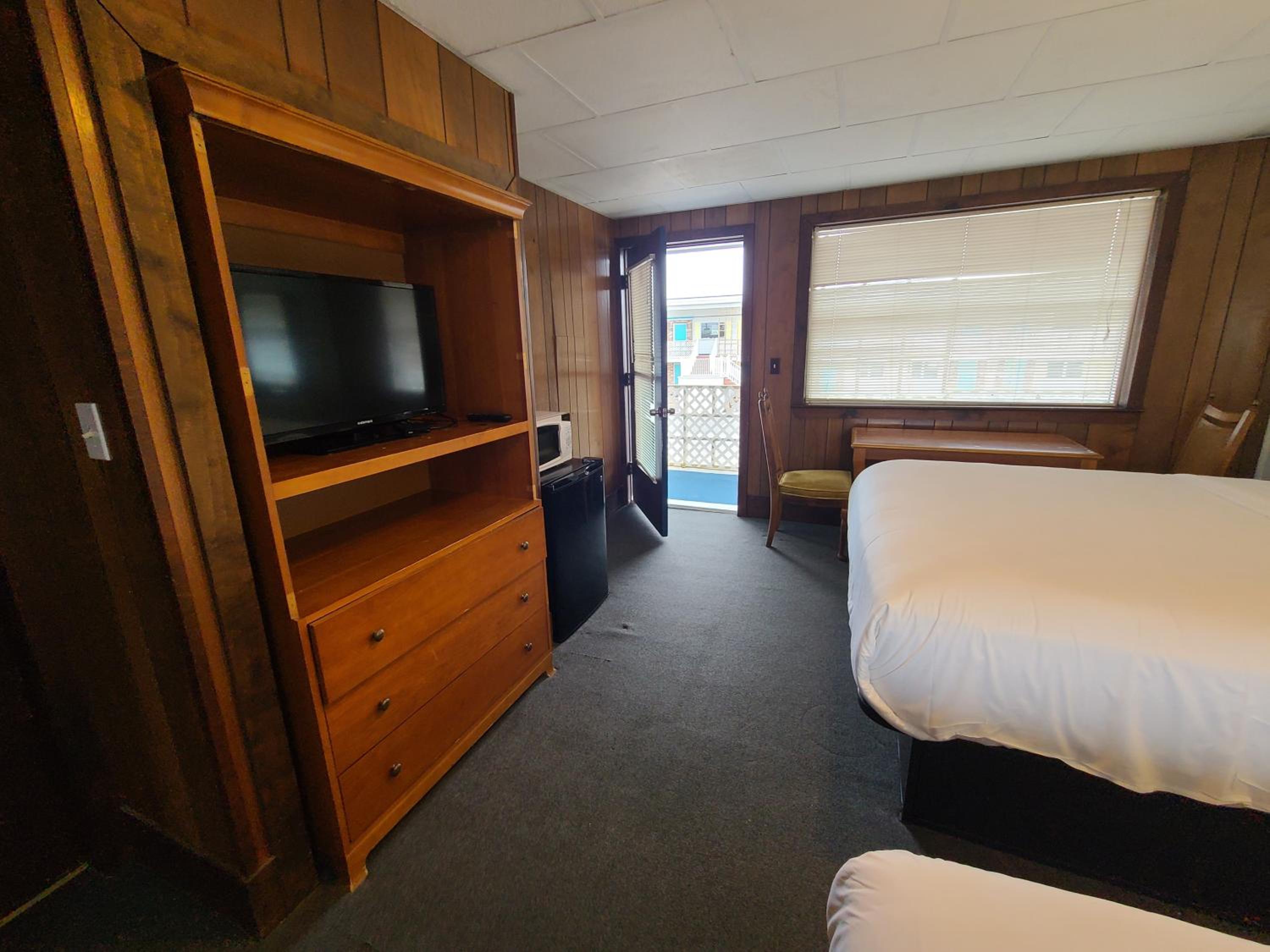 Standard Queen Room with Two Queen Beds - Photo 8