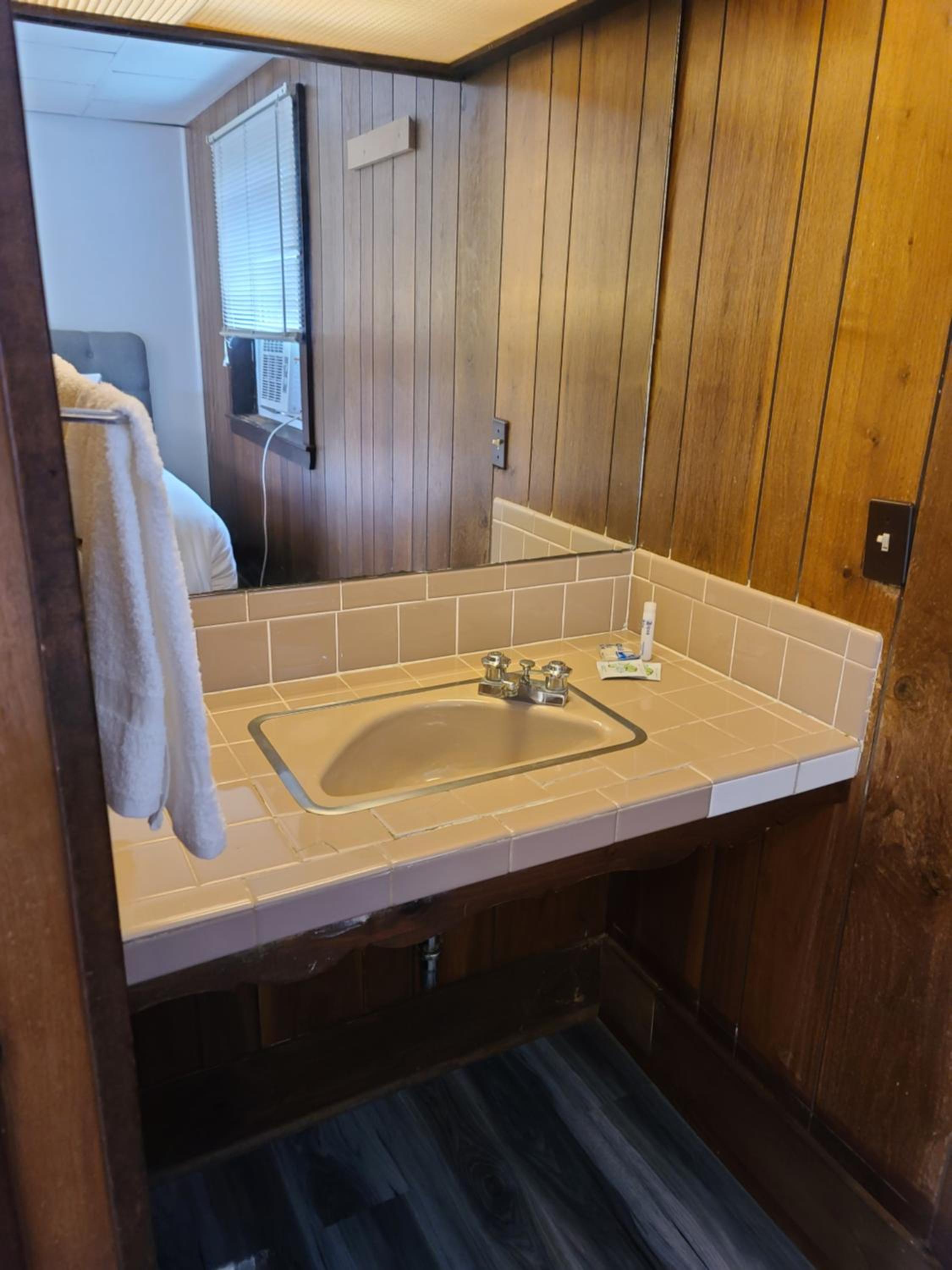 Standard King Room - Photo 9