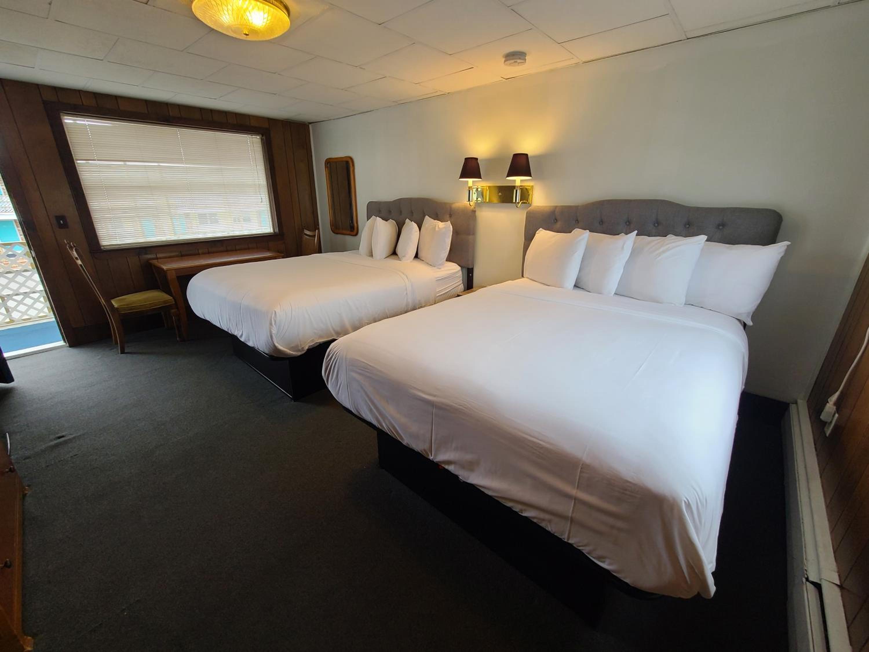 Standard Queen Room with Two Queen Beds - Photo 17