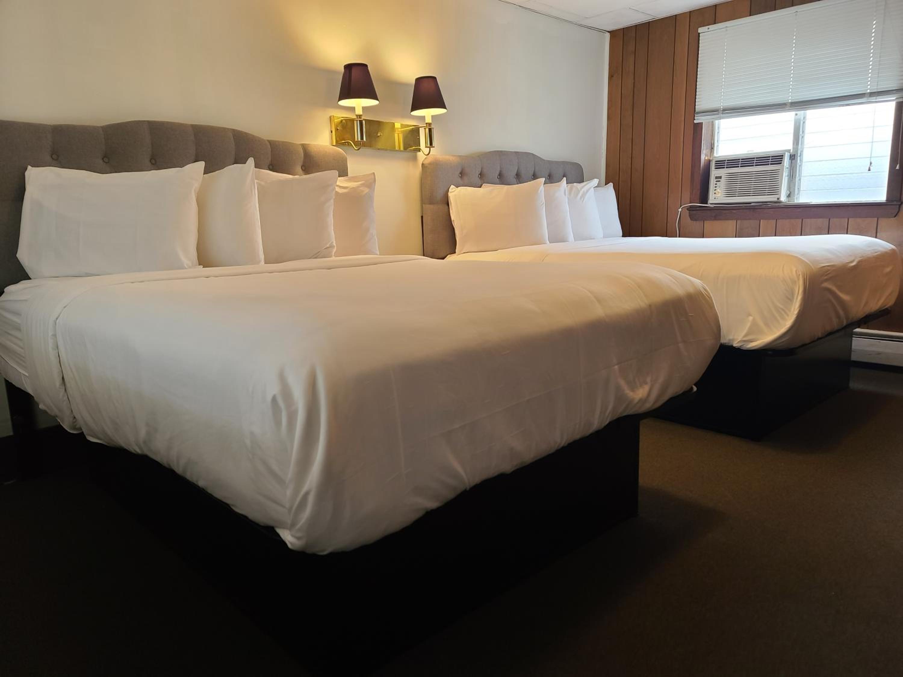 Standard Queen Room with Two Queen Beds - Photo 9
