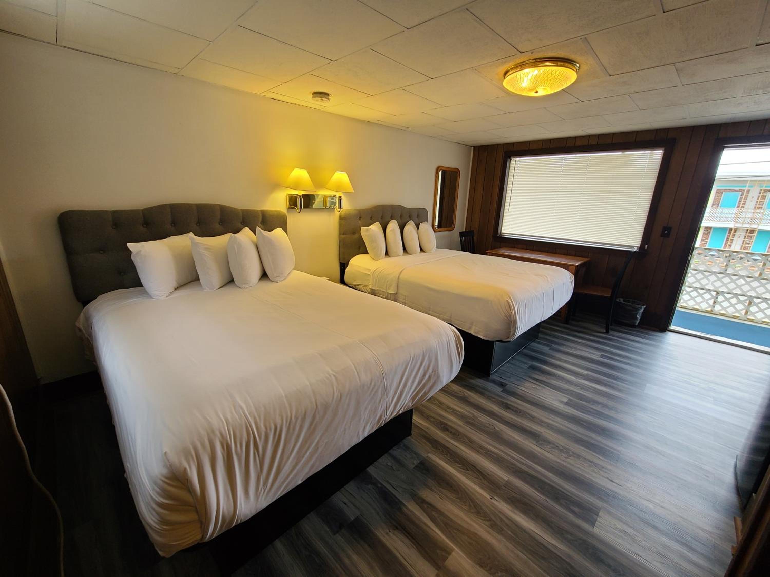 Standard Queen Room with Two Queen Beds - Photo 10