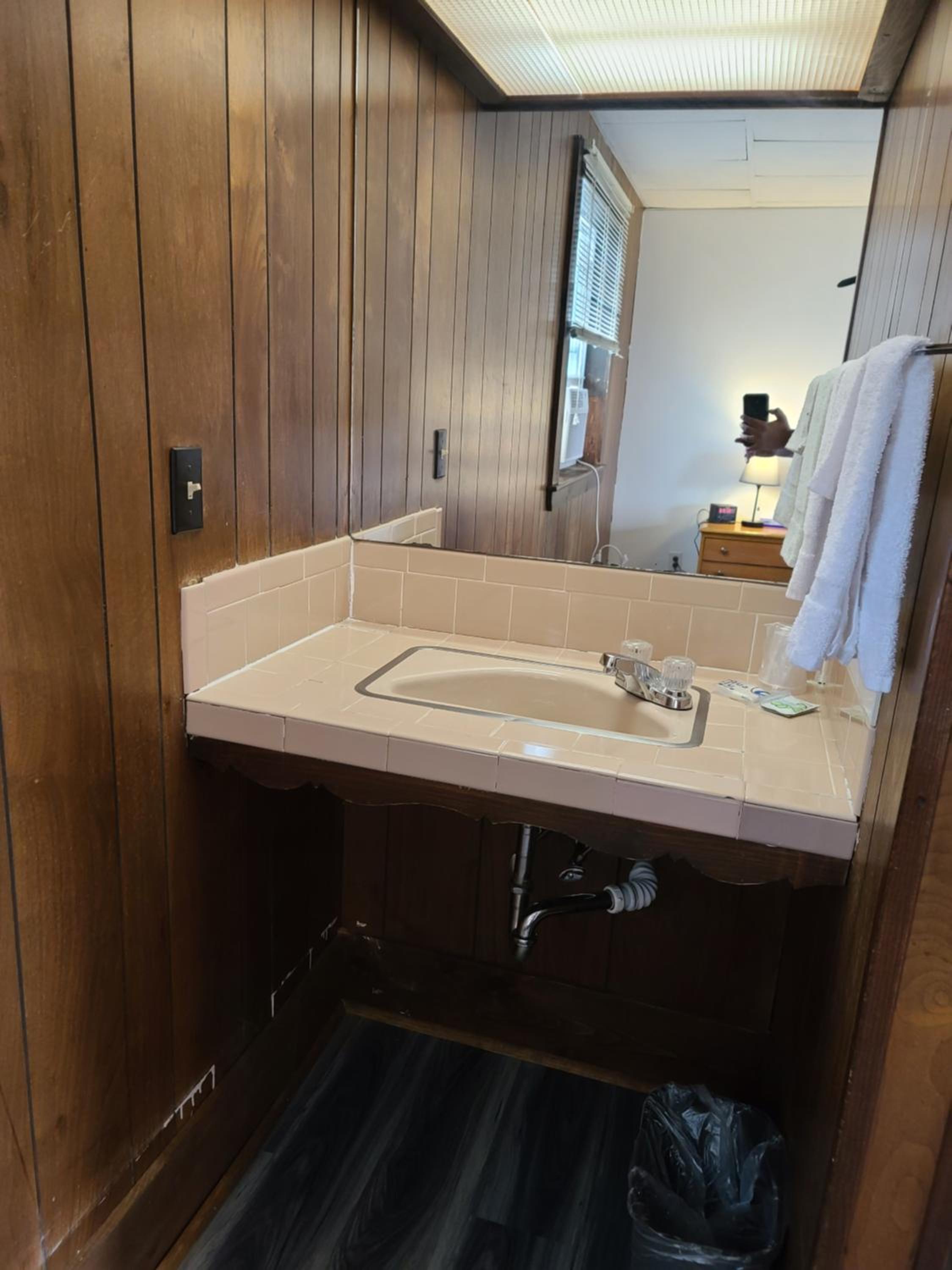 Standard King Room - Photo 10