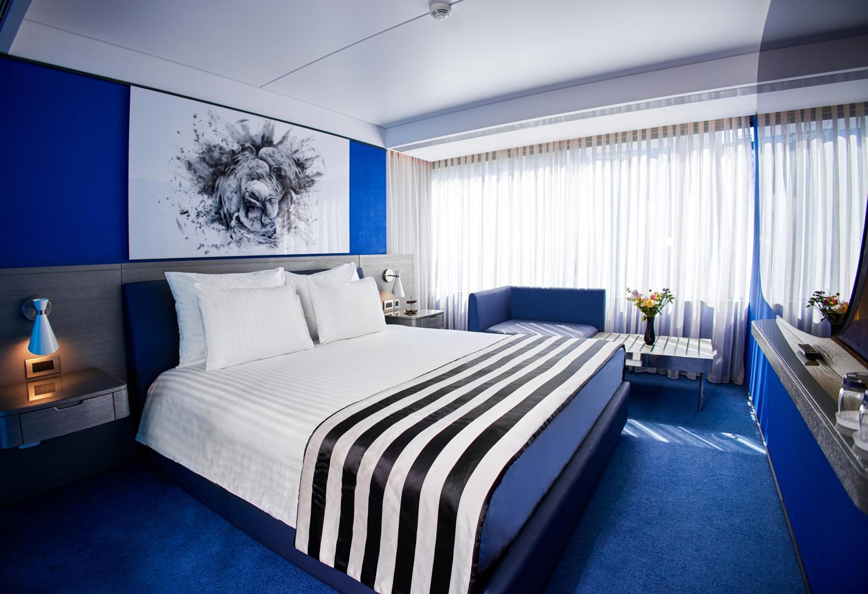 Double Room with Sea View thumbnail 5