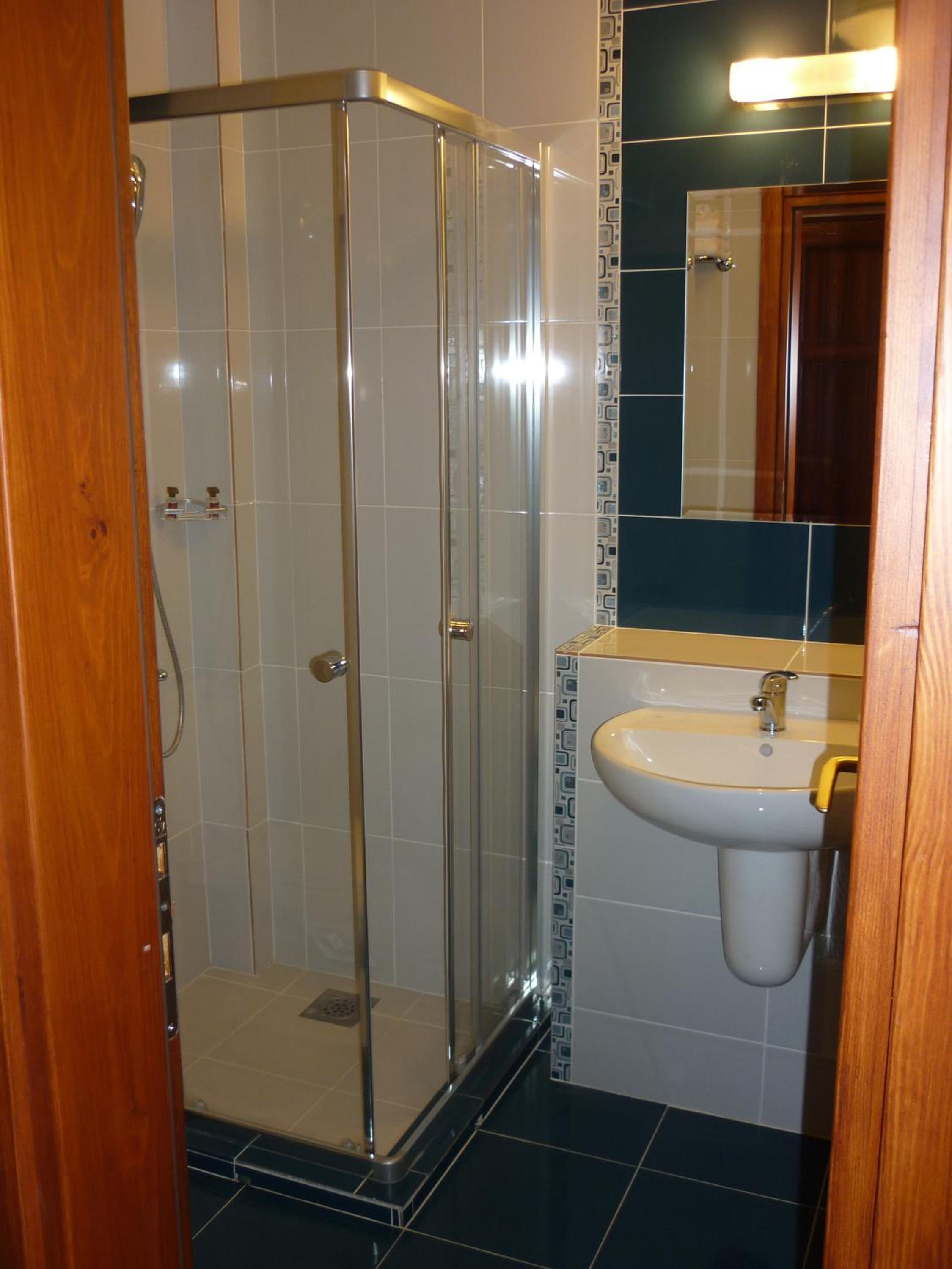 Twin Room with Extra Bed and Balcony - Photo 16