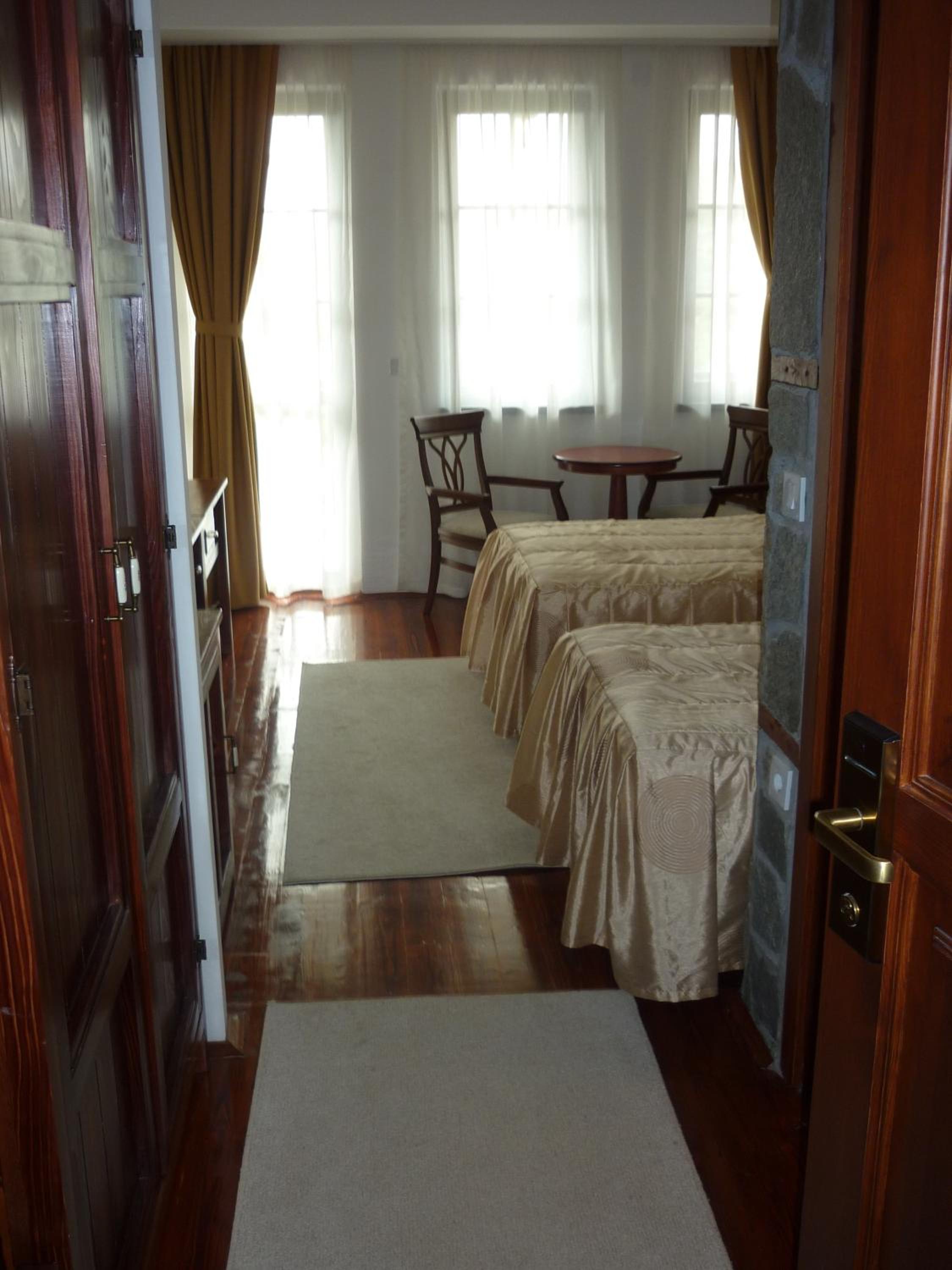 Twin Room with Extra Bed and Balcony - Photo 9
