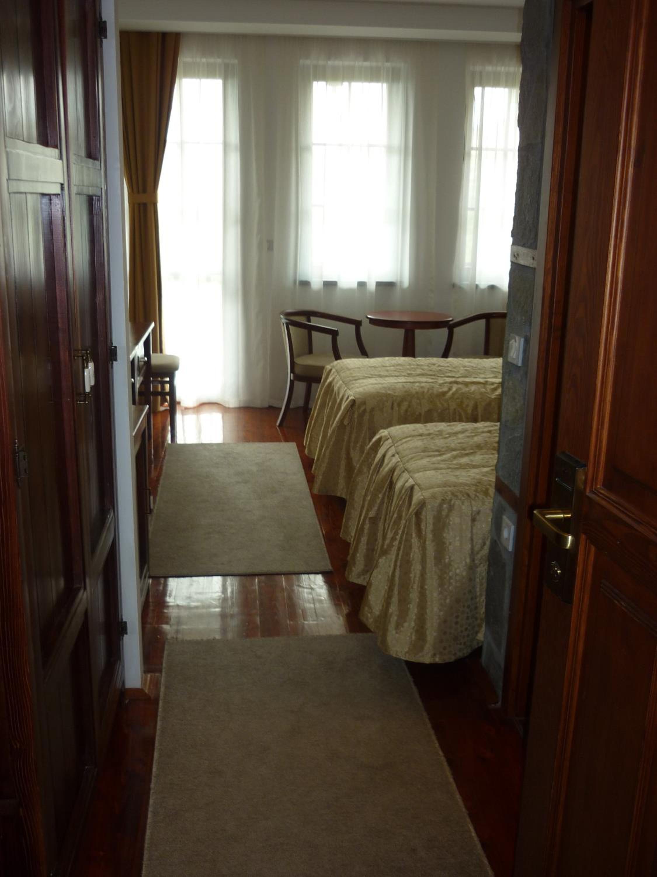Twin Room with Extra Bed and Balcony - Photo 3