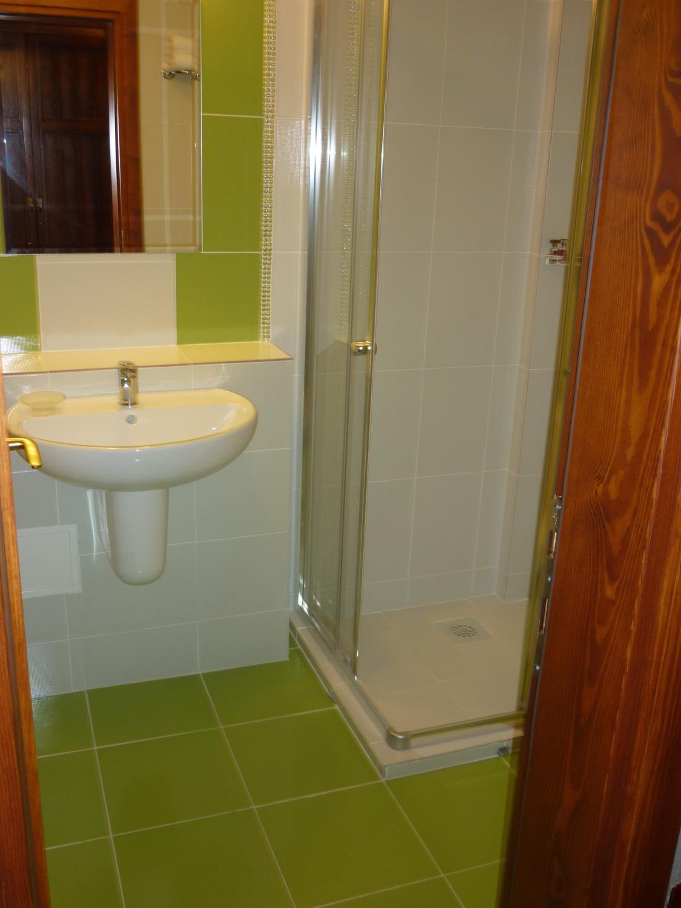 Twin Room with Extra Bed and Balcony - Photo 11