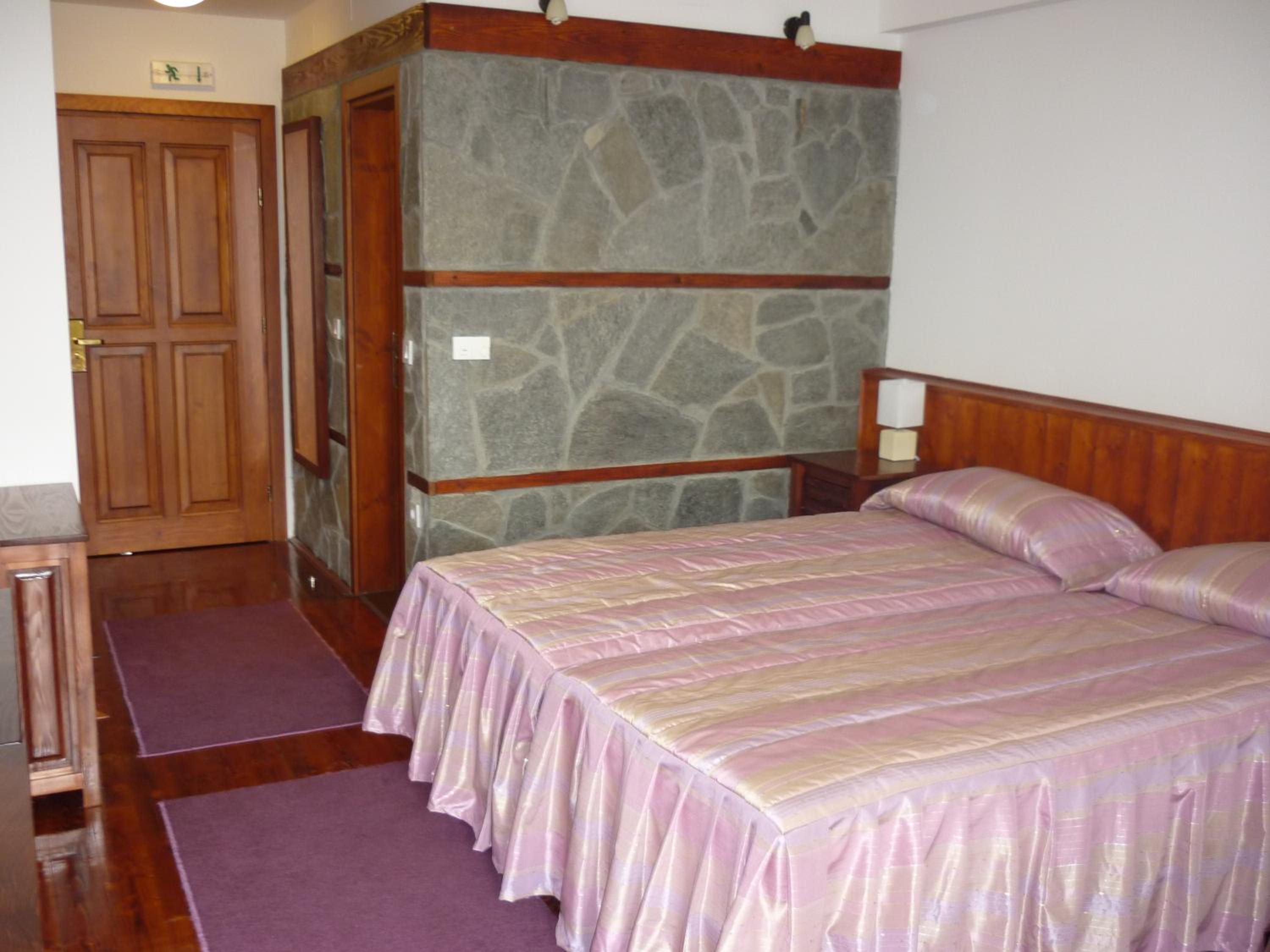Twin Room with Extra Bed and Balcony - Photo 2