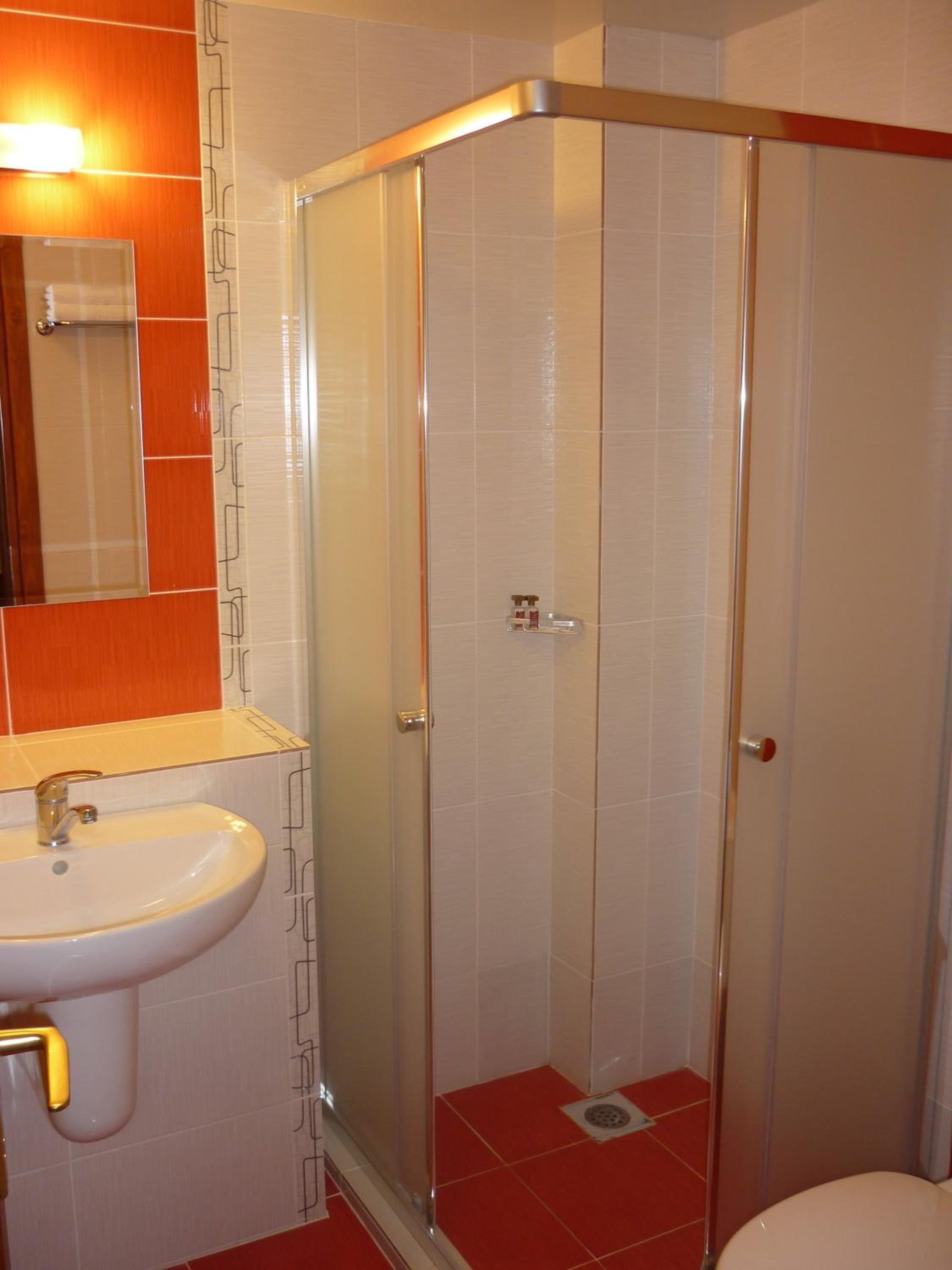 Double Room with Extra Bed and Balcony - Photo 7