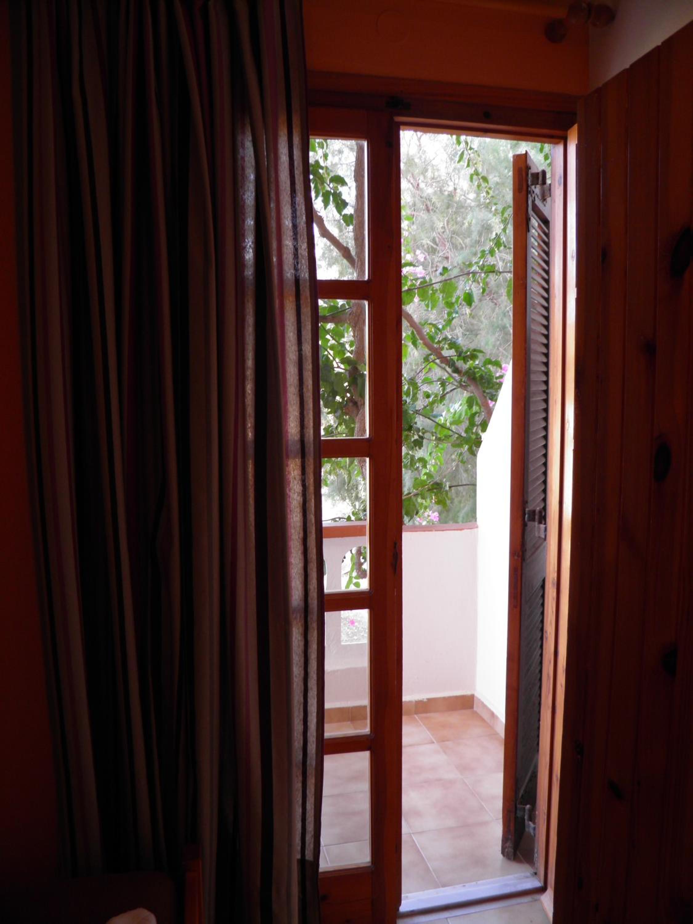 One-Bedroom Apartment - Photo 3