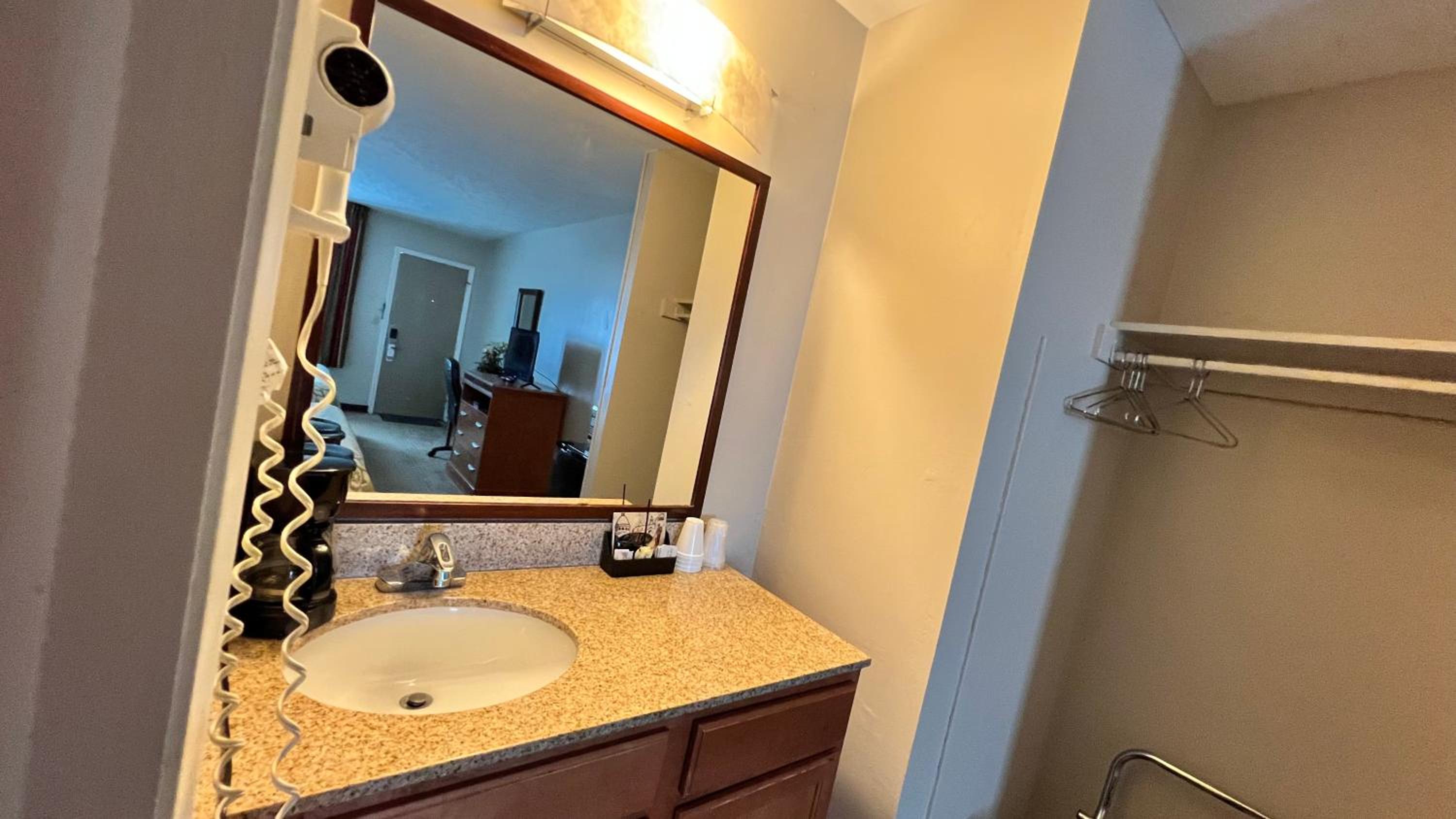 Deluxe Double Room (2 Adults + 1 Child) photo 3