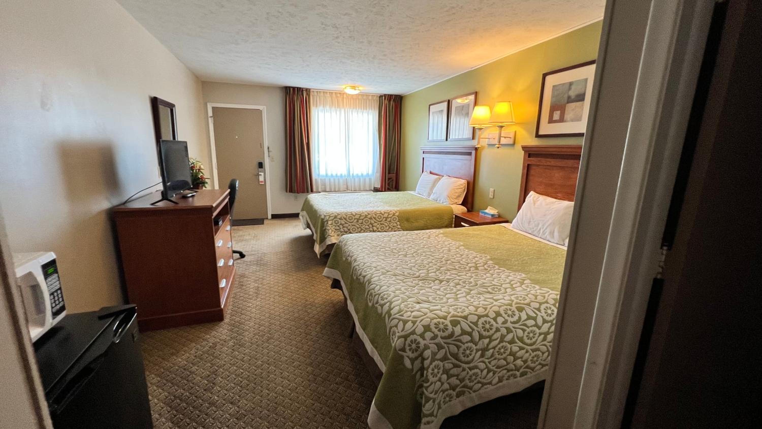 Deluxe Double Room (2 Adults + 1 Child) photo 2
